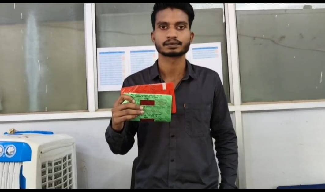 सफलता की कहानी
==
फहद ने टीबी को हराकर फिर थामा हॉकी का मैदान
==
दमोह निवासी फहद को हॉकी खेलना बेहद पसंद था। टीबी होने के बाद कमजोरी के कारण उन्हें हॉकी छोड़नी पड़ी। लेकिन उन्होंने हिम्मत नहीं हारी, नियमित दवाएं लीं और अपना पूरा इलाज कराया।
आज फहद पूरी तरह स्वस्थ हैं और फिर से पूरे जोश के साथ हॉकी के मैदान में उतरकर खेल का आनंद ले रहे हैं। वे कहते हैं, “टीबी के कारण जो खेल मुझसे छूट गया था, आज उसे फिर खेल पा रहा हूं। मेरी जिंदगी फिर सामान्य हो गई है।”
टीबी मरीजों को उनका संदेश है-टीबी से घबराएं नहीं, दवा नियमित लें और इलाज बीच में न छोड़ें। किसी परेशानी पर डॉक्टर या स्वास्थ्यकर्मी से जरूर बात करें। समय पर जांच और पूरा उपचार लेकर टीबी से ठीक हुआ जा सकता है।
फहद कहते हैं, प्रधानमंत्री जी के टीबी-मुक्त भारत के संकल्प में हम सभी अपनी भूमिका निभाएं, खुद जागरूक हों और दूसरों को भी टीबी के प्रति जागरूक करें। टीबी हारेगा, देश जीतेगा।