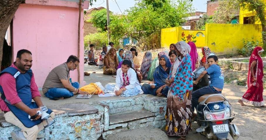 नई सोच और आधुनिक तकनीक से टीबी की पहचान में आया बदलाव
==
प्रधानमंत्री के टीबी मुक्त भारत के संकल्प से सक्रिय खोज और समय पर उपचार तक
===
प्रधानमंत्री जी के टीबी मुक्त भारत के संकल्प को साकार करने के लिए टीबी के खिलाफ लड़ाई में अब केवल मरीज के स्वास्थ्य केंद्र तक पहुंचने का इंतजार नहीं, बल्कि संभावित मरीज तक पहुंचकर बीमारी की सक्रिय पहचान पर जोर दिया जा रहा है। नई सोच के साथ आधुनिक तकनीक को अभियान से जोड़ते हुए टीबी की जांच और पहचान की व्यवस्था में महत्वपूर्ण बदलाव आया है।
विशेष अभियानों और 100-दिवसीय सघन अभियान के माध्यम से संवेदनशील एवं जोखिम वाले लोगों की स्क्रीनिंग की जा रही है। हैंडहेल्ड एक्स-रे, आधुनिक जांच और जोखिम-आधारित स्क्रीनिंग से ऐसे मामलों की भी पहचान संभव हुई है, जो सामान्य लक्षणों के अभाव में सामने नहीं आ पाते थे।
बदलाव केवल “टीबी की जांच” तक सीमित नहीं रहा, बल्कि सक्रिय खोज,आधुनिक जांच समय पर पहचान उपचार, निरंतर निगरानी की पूरी व्यवस्था को मजबूत किया गया है।
देशभर के अभियान में इसका असर भी जिले में सामने आया है। दिसंबर 2024 से शुरू टीबी मुक्त भारत अभियान के तहत संवेदनशील क्षेत्रों एवं लोगों यथा मधुमेह रोगी, 60$ आयुवर्ग, स्मोकर, बी.एम.आई, 5 वर्ष के टी.बी. मरीज, 2 वर्ष के टी.बी. संपर्क के मरीज, ईंट भट्टे के श्रमिक, बीड़ी मजदूर, फैक्ट्री मजदूर, बच्चों के छात्रावास, रैनबसेरा, वृद्धाश्रम में रह रहे बुजुर्गों सहित अन्य संवेदनशील समुहों की सक्रिय रूप से जांच की जा रही है।
आधुनिक तकनीक साधनों से सुसज्जित क्षय इकाई टीम द्वारा हैंडहेल्ड एक्स-रे मशीन से संवेदनशील क्षेत्रों में लोगों की मौके पर ही एक्स-रे किया जा रहा है। जिन लोगों में टीबी की आशंका सामने आती है। उनका खखार नमूना लेकर आधुनिक मशीन से जांच की जाती है। जांच में टीबी की पुष्टि होने पर बिना देरी किए टीबी उपचार से जोड़ा जाता है और उपचार दौरान नियमित निगरानी रखी जाती है। टी.बी. मरीजों के पोषण स्तर को भी अच्छा बनाए रखने के लिए जनभागीदारी से निक्षय मित्र बनाए जा रहे है। जिनके माध्यम से जरूरतमंद टीबी मरीजों को फुड बॉस्केट का वितरण भी किया जा रहा है।
इस तरह टीबी के खिलाफ लड़ाई का स्वरूप बदला है-लक्षण का इंतजार नहीं, सक्रिय खोज; केवल पारंपरिक जांच नहीं, आधुनिक तकनीक; केवल मरीज की पहचान नहीं, बल्कि समय पर उपचार और निरंतर देखभाल।