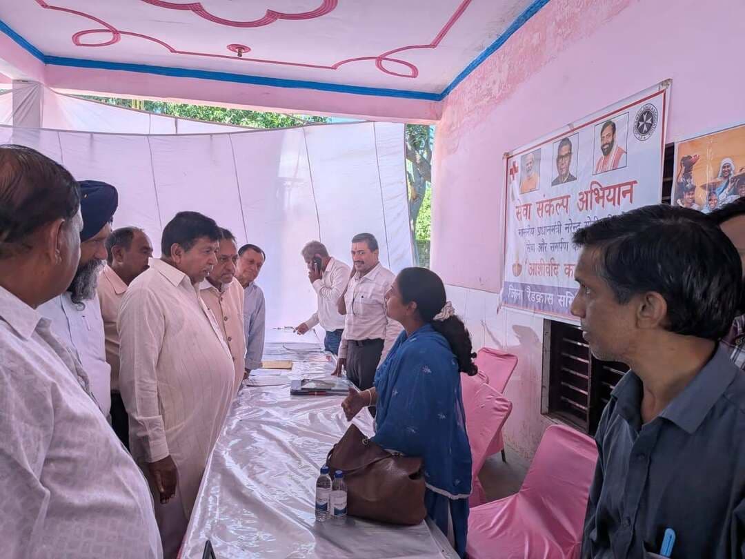 मंडावाला में सेवा सेतु शिविर, 225 पात्र लाभार्थियों का सफल पंजीकरण”
पूर्व विधानसभा अध्यक्ष ज्ञानचंद गुप्ता ने शिविर का किया निरीक्षण
ज्ञानचंद गुप्ता बोले- पात्र व्यक्ति तक सरल और पारदर्शी तरीके से पहुंचे योजनाओं का लाभ
पंचकूला/पिंजौर , 29 सितंबर: सेवा संकल्प अभियान के तहत शिव मंदिर, गांव मंडावाला, पिंजौर में सेवा सेतु शिविर का आयोजन किया गया। शिविर में पूर्व विधानसभा अध्यक्ष श्री ज्ञानचंद गुप्ता ने विभिन्न विभागों द्वारा लगाए गए स्टॉलों का अवलोकन किया और आमजन को उपलब्ध करवाई जा रही जनकल्याणकारी योजनाओं की जानकारी ली।
श्री गुप्ता ने शिविर में पहुंचे नागरिकों से बातचीत कर उनकी समस्याओं एवं सुझावों का फीडबैक भी लिया। उन्होंने कहा कि केंद्र और राज्य सरकार की विभिन्न कल्याणकारी योजनाओं का लाभ पात्र लोगों तक उनके घर-द्वार के नजदीक पहुंचाने के उद्देश्य से ऐसे शिविर आयोजित किए जा रहे हैं। इससे लोगों को सरकारी कार्यालयों के बार-बार चक्कर लगाने से राहत मिल रही है।
उन्होंने अधिकारियों को निर्देश दिए कि शिविर में आने वाले नागरिकों को योजनाओं की विस्तृत जानकारी उपलब्ध करवाई जाए तथा पात्र लाभार्थियों का मौके पर ही पंजीकरण कर आवश्यक औपचारिकताएं पूरी की जाएं, ताकि उन्हें बिना अनावश्यक देरी के योजनाओं का लाभ मिल सके।
शिविर की सबसे बड़ी उपलब्धि यह रही कि वैध परिवार पहचान पत्र (फैमिली आईडी) वाले कुल 225 पात्र लाभार्थियों का सेवा सेतु पोर्टल पर सफलतापूर्वक पंजीकरण किया गया। पोर्टल के माध्यम से प्राप्त आवेदनों पर मौके पर ही आवश्यक कार्रवाई की गई।
श्री गुप्ता ने कहा कि सेवा सेतु शिविर सरकार और आमजन के बीच सीधा संवाद स्थापित करने का प्रभावी माध्यम हैं। इन शिविरों के जरिए प्रयास किया जा रहा है कि समाज की अंतिम पंक्ति में खड़े पात्र व्यक्ति तक सरकारी योजनाओं का लाभ त्वरित, पारदर्शी और सरल तरीके से पहुंचाया जाए।
उन्होंने बताया की शिविर में नागरिकों को विभिन्न विभागों की स्वरोजगार, ऋण, अनुदान, सब्सिडी एवं कौशल विकास योजनाओं की विस्तृत जानकारी उपलब्ध कराई जा रही है।
*दीन दयाल लाडो लक्ष्मी योजना से महिलाओं को ₹2,100 मासिक सहायता*
श्री गुप्ता ने बताया की हरियाणा सरकार द्वारा महिलाओं को आर्थिक रूप से सशक्त व आत्मनिर्भर बनाने के उद्देश्य से संचालित दीन दयाल लाडो लक्ष्मी योजना के तहत पात्र महिलाओं को हर महीने 2,100 रुपये की वित्तीय सहायता सीधे उनके बैंक खाते में प्रदान की जाती है। इस योजना के अंतर्गत 23 वर्ष या उससे अधिक आयु की पात्र महिलाएं (विवाहित एवं अविवाहित) आवेदन कर सकती हैं, जिनकी वार्षिक पारिवारिक आय परिवार पहचान पत्र (PPP) के अनुसार निर्धारित सीमा (1.80 लाख रुपये तक) में हो। शिविर में इस योजना के नए पंजीकरण, पात्रता व आवश्यक दस्तावेजों से संबंधित पूरी जानकारी एवं सहायता उपलब्ध कराई जा रही है।
*अनुसूचित जाति परिवारों के लिए ₹1.50 लाख तक ऋण व सब्सिडी*
उन्होंने बताया की हरियाणा अनुसूचित जातियां वित्तीय एवं विकास निगम की ओर से पात्र अनुसूचित जाति परिवारों को कृषि, लघु उद्योग, व्यापार तथा व्यावसायिक गतिविधियों के लिए बैंक टाई-अप के माध्यम से 1.50 लाख रुपये तक ऋण तथा निर्धारित शर्तों के अनुसार सब्सिडी का लाभ दिया जाता है। वहीं, हरियाणा पिछड़ा वर्ग एवं आर्थिक रूप से कमजोर वर्ग कल्याण निगम द्वारा पिछड़े वर्ग एवं EWS वर्ग के नागरिकों के लिए रियायती ब्याज दर पर स्वरोजगार ऋण, अल्पसंख्यक समुदायों के लिए ऋण सुविधा तथा 40 प्रतिशत या अधिक दिव्यांगता वाले पात्र व्यक्तियों के लिए स्वावलम्बन योजना के तहत आसान ऋण उपलब्ध कराया जाता है।
*पशुपालन एवं डेयरी योजनाओं में 50 प्रतिशत तक सब्सिडी*
पूर्व विधानसभा अध्यक्ष ने आगे बताया की पशुपालन एवं डेयरी विभाग की योजनाओं के तहत दुधारू पशुओं की डेयरी, सूअर पालन, भेड़-बकरी पालन तथा बैकयार्ड कुक्कुट पालन के लिए वित्तीय सहायता और सब्सिडी का प्रावधान है। पात्र अनुसूचित जाति परिवारों को विभिन्न पशुधन इकाइयों पर 50 प्रतिशत तक सब्सिडी तथा सामान्य एवं पिछड़ा वर्ग के पात्र नागरिकों को निर्धारित इकाइयों पर 25 प्रतिशत तक सब्सिडी दी जाती है। बैकयार्ड कुक्कुट योजना के तहत पात्र लाभार्थियों को 50 देसी चूजे और दो ड्रिंकर निःशुल्क उपलब्ध कराने का प्रावधान है।
*महिलाओं के लिए ₹5 लाख तक ऋण और उद्यमिता योजनाएं*
उन्होंने बताया की इसी प्रकार हरियाणा महिला विकास निगम द्वारा महिलाओं को आत्मनिर्भर बनाने के उद्देश्य से विधवा एवं तलाकशुदा महिलाओं के लिए व्यक्तिगत व्यवसाय ऋण, लघु व्यवसाय ऋण, नारी ई-रिक्शा स्वावलंबन योजना तथा मातृशक्ति उद्यमिता योजना संचालित की जा रही हैं। पात्र महिलाओं को योजना के अनुसार 1.50 लाख रुपये से 5 लाख रुपये तक ऋण, सब्सिडी अथवा ब्याज अनुदान का लाभ मिल सकता है। वहीं, हरियाणा राज्य बाल कल्याण परिषद एवं कौशल विकास से जुड़ी योजनाओं के अंतर्गत ब्यूटी केयर, कंप्यूटर, सिलाई एवं कढ़ाई जैसे रोजगारपरक प्रशिक्षण निःशुल्क या निर्धारित पात्रता के अनुसार उपलब्ध कराए जाते हैं, जिससे युवाओं और महिलाओं को कौशल प्राप्त कर स्वरोजगार एवं रोजगार के अवसर हासिल करने में सहायता मिल सके।
श्री गुप्ता ने बताया कि शिविर में विभागीय योजनाओं की पात्रता, आवश्यक दस्तावेज, आवेदन प्रक्रिया तथा मिलने वाले लाभ की जानकारी भी दी जा रही है। इच्छुक नागरिक अपनी पात्रता के अनुसार संबंधित विभाग से संपर्क कर योजनाओं का लाभ लेने के लिए आवेदन कर सकते हैं।