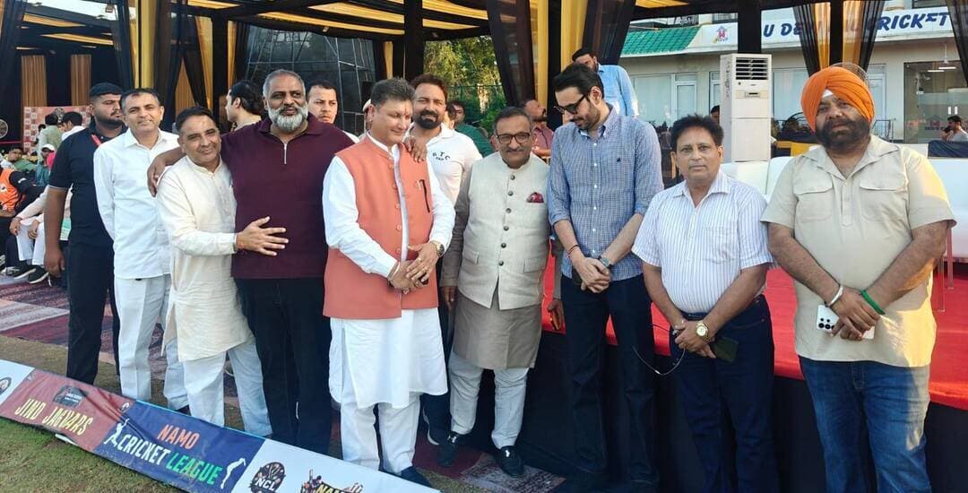 चंडीगढ़ चैंपियंस ने फतेहाबाद फाइटर्स को रोमांचक मुकाबले में सात रन से हराया
मैच देखने के लिए पास की नहीं जरुरत, सभी के लिए खाने की व्यवस्था
पंचकूला 29 सितंबर : सेक्टर-3 स्थित ताऊ देवीलाल स्टेडियम में खेली जा रही नमो क्रिकेट लीग 2026 में चंडीगढ़ चैंपियंस ने रोमांचक मुकाबले में फतेहाबाद फाइटर्स को सात रन से हराया। दूसरे दिन के मुकाबलों में बड़ी संख्या में लोग मैच देखने के लिए पहुंचे। खिलाड़ियों का उत्साहवर्धन किया। मुख्यमंत्री के राजनीतिक सचिव तरुण भंडारी ने बताया कि खिलाड़ियों का उत्साह देखते ही बन रहा है। मीडिया कोर्डिनेटर संजीव सूद ने बताया कि लोगों की बढ़ती मांग को देखते हुए सभी पास रद्द करते हुए आम जनता के लिए मैच देखने की सुविधा कर दी गई है। कोई भी कहीं से भी मैच देखने के लिए आ सकता है। आने वाले सभी लोगों के लिए निशुल्क खाने की व्यवस्था की गई है। जीत के साथ चंडीगढ़ चैंपियंस की टीम ने अगले दौर में पहुंच गई है। चंडीगढ़ ने पहले बल्लेबाजी करते हुए 10 ओवर में 6 विकेट पर 99 रन बनाए। नीरज ने 25 गेंदों पर 53 रन और दीप ने नौ गेंदों पर 19 रन बनाए। जवाब में फतेहाबाद फाइटर्स की टीम 10 ओवर में 9 विकेट पर 92 रन ही बना सकी। फतेहाबाद की ओर से गुलाब ने 17 गेंदों पर 33 और संजय ने 16 गेंदों पर 23 रन बनाए। चंडीगढ़ की ओर से करण ने 19 रन देकर 5 विकेट हासिल किए।
लीग के अन्य मुकाबलों में जालंधर जगुआर्स ने भट्टू कलां बी को 5 विकेट से हराया। भट्टू कलां की टीम 10 ओवर में 9 विकेट पर 59 रन ही बना सकी। जवाब में जालंधर ने 7.5 ओवर में 5 विकेट पर 63 रन बनाकर जीत दर्ज की। जालंधर के खिलाड़ी जैज ने 9 गेंदों पर 18 रन बनाए।
कैथल नाइट्स ने करनाल किंग्समैन को 8 विकेट से हराया। करनाल ने 10 ओवर में 9 विकेट पर 78 रन बनाए। जवाब में कैथल ने 8 ओवर में 2 विकेट पर 82 रन बनाकर मैच जीत लिया। कैथल की ओर से विकास ने 35 गेंदों पर नाबाद 73 रन बनाए। गुरजिंदर सिंह ने 11 रन देकर 3 विकेट हासिल किए।
हिसार हीरोज ने मोहाली मास्टर्स को 9 विकेट से हराया। मोहाली की टीम 10 ओवर में 8 विकेट पर 76 रन बना सकी। हिसार ने 7.3 ओवर में एक विकेट पर 77 रन बनाकर जीत दर्ज की। दीपू किंग ने 22 गेंदों पर नाबाद 57 रन बनाए, जबकि विकास ने 13 रन देकर 4 विकेट हासिल किए।
एक अन्य मुकाबले में नारायणगढ़ निन्जास ने सिरसा स्ट्राइकर्स को 7 विकेट से हराया। सिरसा ने 10 ओवर में 7 विकेट पर 53 रन बनाए। जवाब में नारेणगढ़ ने 4.4 ओवर में 3 विकेट पर 58 रन बनाकर मैच अपने नाम किया। शुभम बख्शी ने 15 गेंदों पर 46 रन बनाए, जबकि पेप्सी सांगरी ने 7 रन देकर 3 विकेट हासिल किए। खिलाड़ियों को पुरस्कृत किया। इस अवसर पर मीडिया कोर्डिनेटर संजीव सूद, विनय धीर, राकेश गर्ग बिट्टू, दीपक गर्ग, बाबी सिंह, मनीषा जांगड़ा, अनुराधा पुरी सहित अन्य उपस्थित रहे।