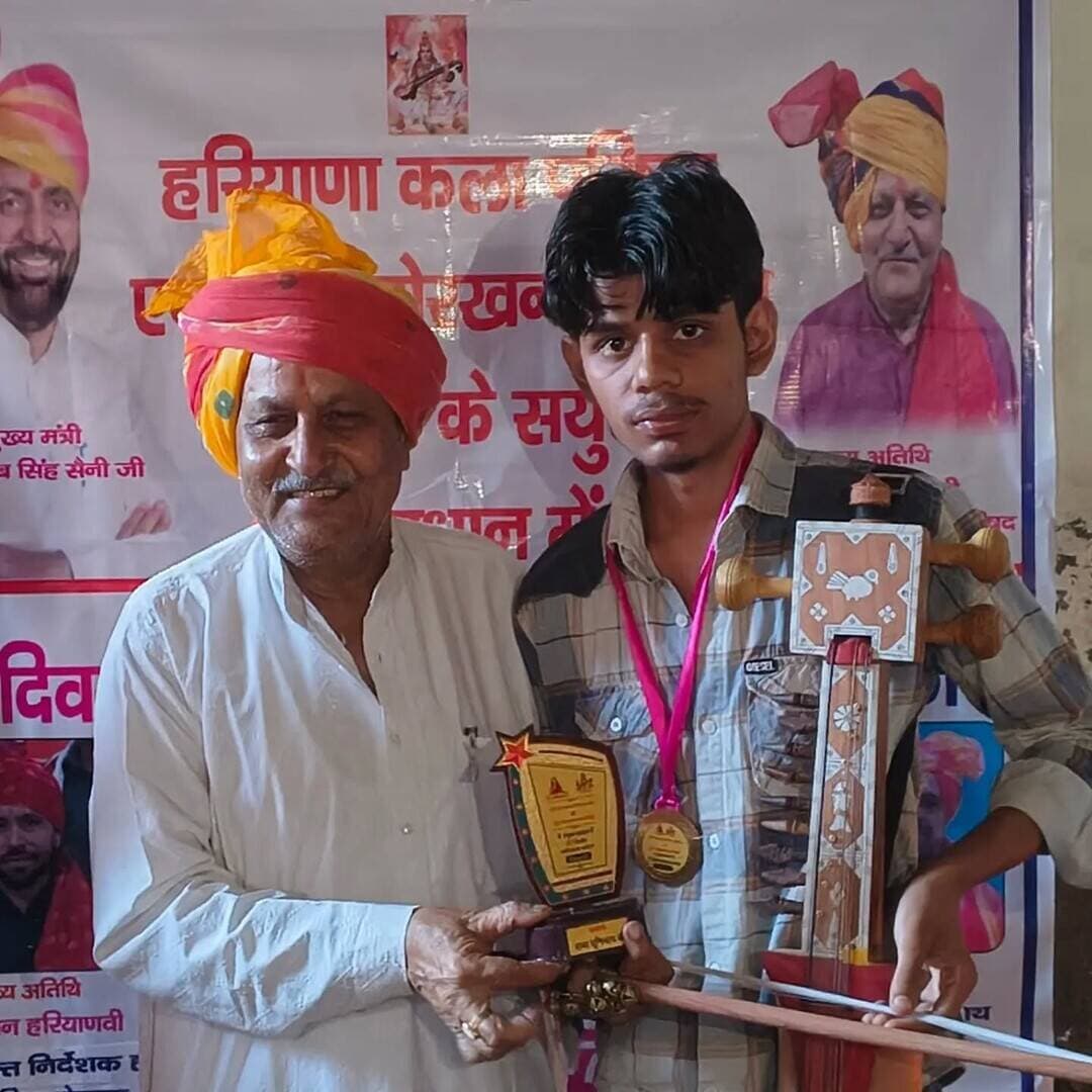 हरियाणा कला परिषद द्वारा 20 दिवसीय सारंगी कार्यशाला में युवाओं ने सीखे सारंगी वादन के गुर
--
कुरुक्षेत्र (राष्ट्रीय कदम) ब्यूरो। हरियाणा कला परिषद एवं गुरु गोरखनाथ कला समिति के संयुक्त तत्वावधान में रोहतक के ग्रामीण अंचल समरगोपालपुर में 20 दिवसीय सारंगी कार्यशाला का आयोजन किया गया। ग्रामीण क्षेत्र के युवाओं को अपनी जड़ों से जोड़ने के लिए आयोजित कार्यशाला में स्थानीय प्रतिभाओं ने बढ़-चढ़कर भाग लिया। सांरगी वादक धुनिनाथ द्वारा आयोजित कार्यशाला के समापन पर हरियाणा कला परिषद के उपाध्यक्ष महेश जोशी मुख्यअतिथि के रुप में उपस्थित रहे। उन्होंने ने सभी युवा कलाकारों को बधाई देते हुए कहा कि सारंगी हमारे लोक जीवन की आवाज़ है और हरियाणवी संस्कृति की सबसे अनमोल धरोहर है। हमारी रागनी, सांग और लोकगाथाएं इस वाद्य यंत्र की सुरीली गूंज के बिना अधूरी हैं। गुरु गोरखनाथ कला समिति का यह संयुक्त प्रयास सराहनीय है। जोशी ने प्रदेश के युवाओं से विशेष आह्वान करते हुए कहा कि वे अपनी गौरवशाली लोककला एवं संस्कृति की अनमोल विधाओं से जुड़ें, इन्हें सीखें और अपनी समृद्ध विरासत को वैश्विक पटल पर ले जाने के लिए आगे आएं। इस मौके पर कार्यशाला प्रशिक्षक धुनिनाथ ने हरियाणा कला परिषद का आभार व्यक्त करते हुए कहा कि कार्यशाला का मूल उद्देश्य हमारी समृद्ध लोक संगीत परंपरा, विशेषकर सारंगी वादन की प्राचीन कला को नई पीढ़ी तक प्रामाणिक रूप से पहुँचाना है। आज के आधुनिक युग में जहाँ पारंपरिक वाद्य यंत्रों का चलन कम हो रहा है, वहीं यह कार्यशाला युवा कलाकारों को पेशेवर प्रशिक्षण और एक सम्मानजनक मंच प्रदान करने की दिशा में मील का पत्थर साबित होगी। सारंगी हरियाणवी लोक संस्कृति की एक ऐसी अनमोल धरोहर है, जिसके संरक्षण और संवर्धन के लिए ज़मीनी स्तर पर ऐसे आयोजन अत्यंत महत्वपूर्ण और प्रासंगिक हैं। इसके लिए हरियाणा कला परिषद का प्रयास सराहनीय है। कार्यशाला के दौरान प्रतिभागियों द्वारा सांरगी वादन कर अपनी प्रतिभा को दिखाया गया। महेश जोशी ने सभी प्रतिभागियों को सम्मानित किया। कार्यशाला में 7 साल से 17 साल के प्रतिभागियों ने अपना हुनर दिखाया। इस मौके पर राजन जोगी, नरेश कुंडू, बलबीर, सत्यवान, रामभज, देवीराम, रामफल, राजकुमार, सत्य जोगी, सुलतान आदि उपस्थित रहे।