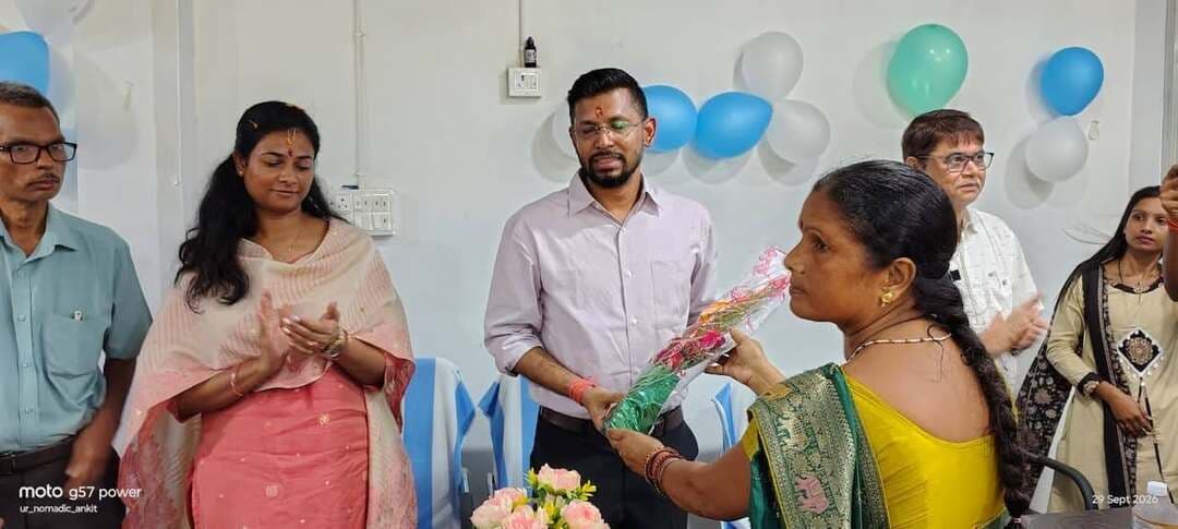 फर्श से अर्श तक कुसुम दीदी का सफर! 24 से 105 मशीनों तक पहुंचा उद्यम, गांव में सैकड़ों हाथों को मिला रोजगार
मुजफ्फरपुर में एक साधारण जीविका सदस्य से सफल उद्यमी बनने तक कुसुम देवी का सफर आज ग्रामीण महिलाओं के लिए प्रेरणा बन गया है। बजरंग जीविका स्वयं सहायता समूह और संगम CLF से जुड़ी कुसुम देवी ने अपनी मेहनत, दूरदर्शी सोच और दृढ़ संकल्प के दम पर गांव की पहचान बदलने की दिशा में बड़ा कदम उठाया है।
29 सितंबर 2025 को 24 मशीनों के साथ शुरू हुआ कुखु स्काईपैकर इंडिया प्राइवेट लिमिटेड का उद्यम महज एक साल में बढ़कर 105 मशीनों तक पहुंच गया है। इसके साथ ही ग्रामीण क्षेत्र में रोजगार के नए अवसर भी पैदा हुए हैं।
प्रथम वार्षिकोत्सव के मौके पर जिलाधिकारी मुजफ्फरपुर कुसुम देवी के आमंत्रण पर स्वयं फैक्ट्री पहुंचे और उद्यम की गतिविधियों का जायजा लिया। उन्होंने कुसुम देवी की मेहनत और एक वर्ष में हासिल की गई प्रगति की सराहना की।
जिलाधिकारी ने कहा कि महिलाओं का सामाजिक सशक्तिकरण उनके आर्थिक सशक्तिकरण से जुड़ा है। सरकार उद्यमियों को हर संभव सहयोग देगी और नई तकनीक व बाजार उपलब्ध कराने की दिशा में काम किया जाएगा। उद्योग विभाग की योजनाओं से अधिक से अधिक जीविका समूह की महिलाओं को जोड़कर आत्मनिर्भर बनाने पर भी जोर दिया जाएगा।
कुसुम देवी की कहानी बताती है कि सही सोच, मेहनत और सहयोग मिले तो गांव की महिलाएं न सिर्फ अपना उद्यम खड़ा कर सकती हैं, बल्कि दूसरों के लिए भी रोजगार का रास्ता खोल सकती हैं।
#TirhutNow #KusumDevi #WomenEntrepreneur #Jeevika #Muzaffarpur