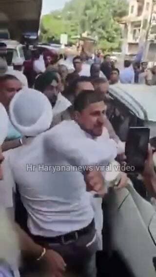 दिल्ली सरकार के PWD मंत्री प्रवेश वर्मा ने खराब सड़क की Video बना रहे एक युवक को थप्पड़ मारा ,, सोशल वीडियो पर हुआ वीडियो वायरल