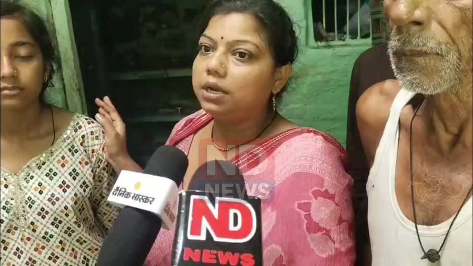 फतेहपुर गैस हादसे के पीड़ितों से मिले प्रभारी मंत्री अजीत पाल,मृतकों के परिजनों को सौंपे ₹2-2 लाख के चेक
पांच मौतों से दहला मलवां,घायलों का हाल जानने मेडिकल कॉलेज पहुंचे मंत्री;बोले—फॉरेंसिक जांच के बाद ही सामने आएगी हादसे की असली वजह
मुख्यमंत्री की घोषणा पर राहत राशि वितरित,निष्पक्ष जांच और बेहतर इलाज के दिए निर्देश
फतेहपुर,29 सितंबर 2026। उत्तर प्रदेश के फतेहपुर जनपद के मलवां कस्बे में हुए भीषण गैस हादसे के बाद प्रदेश सरकार ने राहत एवं पुनर्वास की कार्रवाई तेज कर दी है।प्रदेश सरकार के प्रभारी मंत्री एवं फतेहपुर के प्रभारी मंत्री अजीत पाल मंगलवार को पीड़ित परिवारों से मिलने पहुंचे।उन्होंने मृतकों के परिजनों को मुख्यमंत्री की घोषणा के अनुरूप दो-दो लाख रुपये की आर्थिक सहायता के चेक सौंपे तथा घायलों के लिए 50-50 हजार रुपये की सहायता राशि प्रदान की।मंत्री ने कहा कि हादसे की वास्तविक वजह का खुलासा फॉरेंसिक जांच रिपोर्ट आने के बाद ही होगा और दोषी पाए जाने पर नियमानुसार कार्रवाई सुनिश्चित की जाएगी।
मलवां कस्बे में हुए भीषण धमाके और मकान ढहने की घटना में अब तक एक ही परिवार के पांच लोगों की मौत हो चुकी है।हादसे के बाद पूरे क्षेत्र में शोक का माहौल है।प्रशासन के अनुसार घायलों का इलाज मेडिकल कॉलेज में जारी है,जहां उनकी स्थिति पर लगातार निगरानी रखी जा रही है।
प्रभारी मंत्री अजीत पाल ने पीड़ित परिवारों से मुलाकात कर उन्हें ढांढस बंधाया और भरोसा दिलाया कि सरकार हर कठिन समय में उनके साथ खड़ी है।उन्होंने अधिकारियों को निर्देश दिए कि राहत वितरण में किसी प्रकार की लापरवाही न बरती जाए तथा पीड़ित परिवारों को हरसंभव सहायता उपलब्ध कराई जाए।
इसके बाद मंत्री मेडिकल कॉलेज पहुंचे, जहां उन्होंने भर्ती घायलों का हालचाल जाना।चिकित्सकों से उपचार की जानकारी लेते हुए उन्होंने बेहतर चिकित्सा सुविधाएं उपलब्ध कराने और किसी भी प्रकार की कमी न रहने के निर्देश दिए।
मंत्री ने कहा कि घटना अत्यंत दुखद और संवेदनशील है।प्रारंभिक तौर पर इसे गैस सिलेंडर विस्फोट से जुड़ा हादसा माना जा रहा है, लेकिन वास्तविक कारणों की पुष्टि केवल फॉरेंसिक एवं तकनीकी जांच रिपोर्ट आने के बाद ही की जाएगी।उन्होंने स्पष्ट किया कि सरकार किसी भी निष्कर्ष पर जल्दबाजी में नहीं पहुंचेगी और जांच पूरी तरह निष्पक्ष होगी।
जिलाधिकारी निधि गुप्ता वत्स,पुलिस अधीक्षक अभिमन्यु मांगलिक तथा अन्य प्रशासनिक अधिकारी लगातार राहत एवं बचाव कार्य की निगरानी कर रहे हैं।प्रशासन ने प्रभावित परिवारों को हरसंभव सहायता उपलब्ध कराने का आश्वासन दिया है।
इस दर्दनाक हादसे ने एक बार फिर घरेलू गैस सुरक्षा,भवन सुरक्षा और आपदा प्रबंधन की तैयारियों पर गंभीर सवाल खड़े किए हैं।स्थानीय लोगों का कहना है कि जांच रिपोर्ट जल्द सार्वजनिक होनी चाहिए ताकि हादसे की वास्तविक वजह सामने आ सके और भविष्य में ऐसी घटनाओं की पुनरावृत्ति रोकी जा सके।
घटना के बाद पूरे मलवां कस्बे में शोक का माहौल है।अपनों को खो चुके परिवार अब न्याय, पारदर्शी जांच और भविष्य में ऐसी त्रासदियों की रोकथाम की उम्मीद लगाए हुए हैं।अब सभी की निगाहें फॉरेंसिक जांच रिपोर्ट पर टिकी हैं,जो इस भीषण हादसे के वास्तविक कारणों से पर्दा उठाएगी।
एनडी न्यूज़ की अपील
यह हादसा प्रत्येक परिवार और प्रशासन के लिए एक गंभीर चेतावनी है।घरेलू गैस सिलेंडर,रेगुलेटर और पाइपलाइन की नियमित जांच कराएं तथा किसी भी प्रकार की गैस रिसाव की आशंका होने पर तत्काल संबंधित एजेंसी और फायर विभाग को सूचना दें।प्रशासन से अपेक्षा है कि जांच को समयबद्ध और पारदर्शी ढंग से पूरा कर दोषियों की जिम्मेदारी तय की जाए तथा पीड़ित परिवारों को हरसंभव सहायता और न्याय दिलाया जाए।
सुरक्षा संबंधी सुझाव
गैस सिलेंडर,रेगुलेटर और पाइप की समय-समय पर जांच कराएं।
गैस रिसाव महसूस होने पर तुरंत रेगुलेटर बंद करें और बिजली के स्विच का प्रयोग न करें।
ज्वलनशील सामग्री को सुरक्षित स्थान पर रखें।
भवनों का समय-समय पर तकनीकी निरीक्षण कराएं।
किसी भी आपात स्थिति में तुरंत पुलिस,फायर सर्विस और संबंधित विभाग को सूचना दें।
👇👇
#NDNews #दैनिक_निष्पक्ष_धारा #Fatehpur #Malwan #GasCylinder #CylinderBlast #BuildingCollapse #AjitPal #CMYogi #DMFatehpur #FatehpurPolice #UPPolice #UPFireService #MedicalCollege #BreakingNews #DisasterManagement #ForensicInvestigation
👇👇
@CMOfficeUP
@myogiadityanath
@UPGovt
@ChiefSecyUP
@InfoDeptUP
@dgpup
@Uppolice
@fatehpurpolice
@dmfatehpur
@112UttarPradesh
@UPFireService
@UPSDMA
@CommissionerPrg
@ADGZonPrayagraj
👇👇
🟥NDNEWS | दैनिक निष्पक्ष धारा
मुख्य संपादक/संस्थापक:राजन सिंह हाड़ा
📞मोबाइल: 9696119696