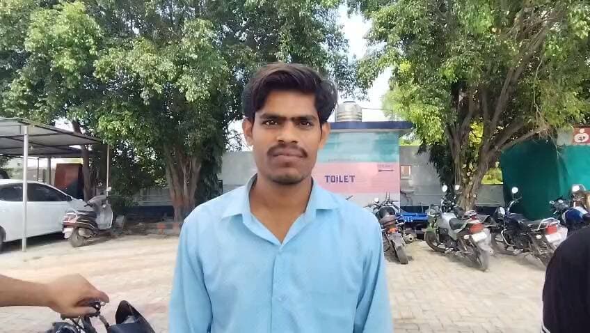 फतेहपुर में पेट्रोल पंप पर खड़े ट्रक से बैटरी और लाइट चोरी, सीसीटीवी बंद होने से जांच पर उठे सवाल
सुल्तान नगर इंडियन ऑयल पेट्रोल पंप पर सुरक्षा व्यवस्था पर प्रश्नचिह्न, पीड़ित ने पुलिस से लगाई कार्रवाई की गुहार
एक सप्ताह से खड़े ट्रक को चोरों ने बनाया निशाना, मानवाधिकार फोरम जिलाध्यक्ष ने दर्ज कराई शिकायत
उत्तर प्रदेश के फतेहपुर जनपद के सदर कोतवाली क्षेत्र स्थित सुल्तान नगर इंडियन ऑयल पेट्रोल पंप पर खड़े ट्रक से बैटरी और लाइट चोरी होने का मामला सामने आया है। पीड़ित ने आरोप लगाया है कि पेट्रोल पंप पर लगे सीसीटीवी कैमरे लंबे समय से खराब पड़े हैं, जिसके कारण घटना की फुटेज उपलब्ध नहीं हो सकी। घटना के बाद सुरक्षा व्यवस्था और पेट्रोल पंप प्रबंधन की जिम्मेदारी को लेकर कई सवाल उठने लगे हैं।
प्राप्त जानकारी के अनुसार मानवाधिकार फोरम के जिलाध्यक्ष नीरज द्विवेदी (उर्फ राजेश द्विवेदी) ने लोधीगंज चौकी प्रभारी को दिए शिकायती पत्र में बताया कि उनका ट्रक (UP71 AT 9763) पिछले लगभग एक सप्ताह से सुल्तान नगर स्थित इंडियन ऑयल पेट्रोल पंप परिसर में खड़ा था। आरोप है कि इसी दौरान अज्ञात चोर ट्रक की दो बैटरियां चोरी कर ले गए। वहीं पास में खड़े दूसरे ट्रक (UP71 AT 4068) से भी दो लाइटें चोरी कर ली गईं।
पीड़ित का कहना है कि ट्रक लॉक अवस्था में खड़ा था और उसकी चाबी ड्राइवर के पास सुरक्षित थी। इसके बावजूद चोरी की घटना हो गई। उनका आरोप है कि पेट्रोल पंप परिसर में सीसीटीवी कैमरे लगे होने के बावजूद वे लंबे समय से खराब हैं, जिससे घटना का कोई वीडियो साक्ष्य उपलब्ध नहीं हो सका। यदि कैमरे चालू होते तो आरोपियों की पहचान आसान हो सकती थी।
घटना की जानकारी मिलते ही पीड़ित ने पुलिस को लिखित शिकायत देकर अज्ञात चोरों के खिलाफ मुकदमा दर्ज कर कार्रवाई की मांग की है। शिकायत में यह भी अनुरोध किया गया है कि पेट्रोल पंप की सुरक्षा व्यवस्था और सीसीटीवी सिस्टम की भी जांच कराई जाए।
स्थानीय लोगों का कहना है कि यदि किसी व्यावसायिक प्रतिष्ठान या पेट्रोल पंप परिसर में लगातार वाहन खड़े किए जाते हैं तो वहां पर्याप्त सुरक्षा और कार्यशील सीसीटीवी कैमरे होना आवश्यक है। उनका मानना है कि इस प्रकार की घटनाएं सुरक्षा व्यवस्था में कमी की ओर संकेत करती हैं।
फिलहाल पुलिस ने शिकायत प्राप्त कर मामले की जांच शुरू कर दी है। पुलिस का कहना है कि उपलब्ध तथ्यों और साक्ष्यों के आधार पर आगे की विधिक कार्रवाई की जाएगी। चोरी की घटना में शामिल लोगों की पहचान के लिए आसपास के अन्य प्रतिष्ठानों और मार्गों पर लगे सीसीटीवी कैमरों की फुटेज भी खंगाली जा सकती है।
घटना एक बार फिर यह संकेत देती है कि सार्वजनिक और व्यावसायिक परिसरों में सुरक्षा उपकरणों का नियमित रखरखाव अत्यंत आवश्यक है। यदि सीसीटीवी कैमरे लंबे समय तक खराब रहें तो अपराधियों के खिलाफ साक्ष्य जुटाना कठिन हो जाता है।
एनडी न्यूज़ की अपील
वाहन मालिक अपने वाहन लंबे समय तक कहीं भी खड़ा करने से पहले वहां की सुरक्षा व्यवस्था की जानकारी अवश्य लें। पेट्रोल पंप संचालकों और अन्य व्यावसायिक प्रतिष्ठानों से अनुरोध है कि सीसीटीवी कैमरे हमेशा चालू और कार्यशील रखें। पुलिस प्रशासन से अपेक्षा है कि मामले की निष्पक्ष जांच कर दोषियों के खिलाफ सख्त कार्रवाई सुनिश्चित की जाए तथा जिले में वाहन चोरी की घटनाओं पर प्रभावी अंकुश लगाया जाए।
👇👇👇
#NDNews #दैनिक_निष्पक्ष_धारा #Fatehpur #SultanNagar #TruckTheft #BatteryTheft #IndianOil #CCTV #FatehpurPolice #UPPolice #BreakingNews #HumanRightsForum
👇👇
@dgpup
@RSSorg
@UPGovt
@wpl1090
@RSSgeet
@Uppolice
@MIB_India
@PMOIndia
@HMOIndia
@abmanglik
@VHPDigital
@igrangealld
@myogioffice
@InfoDeptUP
@dmfatehpur
@sdmsadarftp
@CMOfficeUP
@CMOUP_RC
@ChiefSecyUP
@ChiefSecyUP
@MahantYogiG
@FatehpurSdm
@fatehpurpolice
@BajrangDalOrg
@rashtrapatibhvn
@UPMahilaKalyan
@112UttarPradesh
@myogiadityanath
@CommissionerPrg
@ADGZonPrayagraj
👇👇
📝 डिस्क्लेमर :-यह समाचार उपलब्ध शिकायत, संबंधित पक्ष द्वारा दी गई जानकारी एवं प्रारंभिक तथ्यों पर आधारित है। मामले की जांच पुलिस द्वारा की जा रही है। जांच रिपोर्ट एवं आधिकारिक निष्कर्ष आने के बाद आवश्यकतानुसार समाचार को अपडेट किया जाएगा।
👇👇
🟥 NDNEWS | दैनिक निष्पक्ष धारा
मुख्य संपादक/संस्थापक: राजन सिंह हाड़ा
सह-संपादक: शालिनी सिंह भदौरिया
✒️ रिपोर्ट: जिला ब्यूरो,फतेहपुर
📍 कार्यालय-3: U158,हीरा स्वीट्स के पास,विकास मार्ग,लक्ष्मी नगर,पूर्वी दिल्ली,) 110092 (NCR)
📍 कार्यालय-2: विधानसभा रोड, बर्लिंगटन चौराहा, लखनऊ (226001) (UP)
📅 दिनांक: 29 सितंबर 2026
📆 दिन: मंगलवार
📞 मोबाइल: 096961 19696