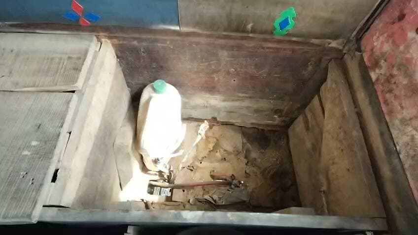 फतेहपुर में पेट्रोल पंप पर खड़े ट्रक से बैटरी और लाइट चोरी, सीसीटीवी बंद होने से जांच पर उठे सवाल
सुल्तान नगर इंडियन ऑयल पेट्रोल पंप पर सुरक्षा व्यवस्था पर प्रश्नचिह्न, पीड़ित ने पुलिस से लगाई कार्रवाई की गुहार
एक सप्ताह से खड़े ट्रक को चोरों ने बनाया निशाना, मानवाधिकार फोरम जिलाध्यक्ष ने दर्ज कराई शिकायत
उत्तर प्रदेश के फतेहपुर जनपद के सदर कोतवाली क्षेत्र स्थित सुल्तान नगर इंडियन ऑयल पेट्रोल पंप पर खड़े ट्रक से बैटरी और लाइट चोरी होने का मामला सामने आया है। पीड़ित ने आरोप लगाया है कि पेट्रोल पंप पर लगे सीसीटीवी कैमरे लंबे समय से खराब पड़े हैं, जिसके कारण घटना की फुटेज उपलब्ध नहीं हो सकी। घटना के बाद सुरक्षा व्यवस्था और पेट्रोल पंप प्रबंधन की जिम्मेदारी को लेकर कई सवाल उठने लगे हैं।
प्राप्त जानकारी के अनुसार मानवाधिकार फोरम के जिलाध्यक्ष नीरज द्विवेदी (उर्फ राजेश द्विवेदी) ने लोधीगंज चौकी प्रभारी को दिए शिकायती पत्र में बताया कि उनका ट्रक (UP71 AT 9763) पिछले लगभग एक सप्ताह से सुल्तान नगर स्थित इंडियन ऑयल पेट्रोल पंप परिसर में खड़ा था। आरोप है कि इसी दौरान अज्ञात चोर ट्रक की दो बैटरियां चोरी कर ले गए। वहीं पास में खड़े दूसरे ट्रक (UP71 AT 4068) से भी दो लाइटें चोरी कर ली गईं।
पीड़ित का कहना है कि ट्रक लॉक अवस्था में खड़ा था और उसकी चाबी ड्राइवर के पास सुरक्षित थी। इसके बावजूद चोरी की घटना हो गई। उनका आरोप है कि पेट्रोल पंप परिसर में सीसीटीवी कैमरे लगे होने के बावजूद वे लंबे समय से खराब हैं, जिससे घटना का कोई वीडियो साक्ष्य उपलब्ध नहीं हो सका। यदि कैमरे चालू होते तो आरोपियों की पहचान आसान हो सकती थी।
घटना की जानकारी मिलते ही पीड़ित ने पुलिस को लिखित शिकायत देकर अज्ञात चोरों के खिलाफ मुकदमा दर्ज कर कार्रवाई की मांग की है। शिकायत में यह भी अनुरोध किया गया है कि पेट्रोल पंप की सुरक्षा व्यवस्था और सीसीटीवी सिस्टम की भी जांच कराई जाए।
स्थानीय लोगों का कहना है कि यदि किसी व्यावसायिक प्रतिष्ठान या पेट्रोल पंप परिसर में लगातार वाहन खड़े किए जाते हैं तो वहां पर्याप्त सुरक्षा और कार्यशील सीसीटीवी कैमरे होना आवश्यक है। उनका मानना है कि इस प्रकार की घटनाएं सुरक्षा व्यवस्था में कमी की ओर संकेत करती हैं।
फिलहाल पुलिस ने शिकायत प्राप्त कर मामले की जांच शुरू कर दी है। पुलिस का कहना है कि उपलब्ध तथ्यों और साक्ष्यों के आधार पर आगे की विधिक कार्रवाई की जाएगी। चोरी की घटना में शामिल लोगों की पहचान के लिए आसपास के अन्य प्रतिष्ठानों और मार्गों पर लगे सीसीटीवी कैमरों की फुटेज भी खंगाली जा सकती है।
घटना एक बार फिर यह संकेत देती है कि सार्वजनिक और व्यावसायिक परिसरों में सुरक्षा उपकरणों का नियमित रखरखाव अत्यंत आवश्यक है। यदि सीसीटीवी कैमरे लंबे समय तक खराब रहें तो अपराधियों के खिलाफ साक्ष्य जुटाना कठिन हो जाता है।
एनडी न्यूज़ की अपील
वाहन मालिक अपने वाहन लंबे समय तक कहीं भी खड़ा करने से पहले वहां की सुरक्षा व्यवस्था की जानकारी अवश्य लें। पेट्रोल पंप संचालकों और अन्य व्यावसायिक प्रतिष्ठानों से अनुरोध है कि सीसीटीवी कैमरे हमेशा चालू और कार्यशील रखें। पुलिस प्रशासन से अपेक्षा है कि मामले की निष्पक्ष जांच कर दोषियों के खिलाफ सख्त कार्रवाई सुनिश्चित की जाए तथा जिले में वाहन चोरी की घटनाओं पर प्रभावी अंकुश लगाया जाए।
👇👇👇
#NDNews #दैनिक_निष्पक्ष_धारा #Fatehpur #SultanNagar #TruckTheft #BatteryTheft #IndianOil #CCTV #FatehpurPolice #UPPolice #BreakingNews #HumanRightsForum
👇👇
@dgpup
@RSSorg
@UPGovt
@wpl1090
@RSSgeet
@Uppolice
@MIB_India
@PMOIndia
@HMOIndia
@abmanglik
@VHPDigital
@igrangealld
@myogioffice
@InfoDeptUP
@dmfatehpur
@sdmsadarftp
@CMOfficeUP
@CMOUP_RC
@ChiefSecyUP
@ChiefSecyUP
@MahantYogiG
@FatehpurSdm
@fatehpurpolice
@BajrangDalOrg
@rashtrapatibhvn
@UPMahilaKalyan
@112UttarPradesh
@myogiadityanath
@CommissionerPrg
@ADGZonPrayagraj
👇👇
📝 डिस्क्लेमर :-यह समाचार उपलब्ध शिकायत, संबंधित पक्ष द्वारा दी गई जानकारी एवं प्रारंभिक तथ्यों पर आधारित है। मामले की जांच पुलिस द्वारा की जा रही है। जांच रिपोर्ट एवं आधिकारिक निष्कर्ष आने के बाद आवश्यकतानुसार समाचार को अपडेट किया जाएगा।
👇👇
🟥 NDNEWS | दैनिक निष्पक्ष धारा
मुख्य संपादक/संस्थापक: राजन सिंह हाड़ा
सह-संपादक: शालिनी सिंह भदौरिया
✒️ रिपोर्ट: जिला ब्यूरो,फतेहपुर
📍 कार्यालय-3: U158,हीरा स्वीट्स के पास,विकास मार्ग,लक्ष्मी नगर,पूर्वी दिल्ली,) 110092 (NCR)
📍 कार्यालय-2: विधानसभा रोड, बर्लिंगटन चौराहा, लखनऊ (226001) (UP)
📅 दिनांक: 29 सितंबर 2026
📆 दिन: मंगलवार
📞 मोबाइल: 9696119696