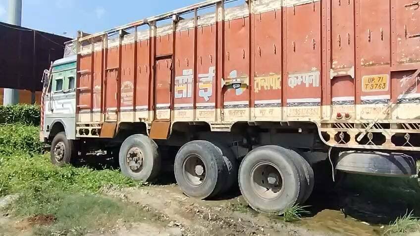 फतेहपुर में पेट्रोल पंप पर खड़े ट्रक से बैटरी और लाइट चोरी, सीसीटीवी बंद होने से जांच पर उठे सवाल
सुल्तान नगर इंडियन ऑयल पेट्रोल पंप पर सुरक्षा व्यवस्था पर प्रश्नचिह्न, पीड़ित ने पुलिस से लगाई कार्रवाई की गुहार
एक सप्ताह से खड़े ट्रक को चोरों ने बनाया निशाना, मानवाधिकार फोरम जिलाध्यक्ष ने दर्ज कराई शिकायत
उत्तर प्रदेश के फतेहपुर जनपद के सदर कोतवाली क्षेत्र स्थित सुल्तान नगर इंडियन ऑयल पेट्रोल पंप पर खड़े ट्रक से बैटरी और लाइट चोरी होने का मामला सामने आया है। पीड़ित ने आरोप लगाया है कि पेट्रोल पंप पर लगे सीसीटीवी कैमरे लंबे समय से खराब पड़े हैं, जिसके कारण घटना की फुटेज उपलब्ध नहीं हो सकी। घटना के बाद सुरक्षा व्यवस्था और पेट्रोल पंप प्रबंधन की जिम्मेदारी को लेकर कई सवाल उठने लगे हैं।
प्राप्त जानकारी के अनुसार मानवाधिकार फोरम के जिलाध्यक्ष नीरज द्विवेदी (उर्फ राजेश द्विवेदी) ने लोधीगंज चौकी प्रभारी को दिए शिकायती पत्र में बताया कि उनका ट्रक (UP71 AT 9763) पिछले लगभग एक सप्ताह से सुल्तान नगर स्थित इंडियन ऑयल पेट्रोल पंप परिसर में खड़ा था। आरोप है कि इसी दौरान अज्ञात चोर ट्रक की दो बैटरियां चोरी कर ले गए। वहीं पास में खड़े दूसरे ट्रक (UP71 AT 4068) से भी दो लाइटें चोरी कर ली गईं।
पीड़ित का कहना है कि ट्रक लॉक अवस्था में खड़ा था और उसकी चाबी ड्राइवर के पास सुरक्षित थी। इसके बावजूद चोरी की घटना हो गई। उनका आरोप है कि पेट्रोल पंप परिसर में सीसीटीवी कैमरे लगे होने के बावजूद वे लंबे समय से खराब हैं, जिससे घटना का कोई वीडियो साक्ष्य उपलब्ध नहीं हो सका। यदि कैमरे चालू होते तो आरोपियों की पहचान आसान हो सकती थी।
घटना की जानकारी मिलते ही पीड़ित ने पुलिस को लिखित शिकायत देकर अज्ञात चोरों के खिलाफ मुकदमा दर्ज कर कार्रवाई की मांग की है। शिकायत में यह भी अनुरोध किया गया है कि पेट्रोल पंप की सुरक्षा व्यवस्था और सीसीटीवी सिस्टम की भी जांच कराई जाए।
स्थानीय लोगों का कहना है कि यदि किसी व्यावसायिक प्रतिष्ठान या पेट्रोल पंप परिसर में लगातार वाहन खड़े किए जाते हैं तो वहां पर्याप्त सुरक्षा और कार्यशील सीसीटीवी कैमरे होना आवश्यक है। उनका मानना है कि इस प्रकार की घटनाएं सुरक्षा व्यवस्था में कमी की ओर संकेत करती हैं।
फिलहाल पुलिस ने शिकायत प्राप्त कर मामले की जांच शुरू कर दी है। पुलिस का कहना है कि उपलब्ध तथ्यों और साक्ष्यों के आधार पर आगे की विधिक कार्रवाई की जाएगी। चोरी की घटना में शामिल लोगों की पहचान के लिए आसपास के अन्य प्रतिष्ठानों और मार्गों पर लगे सीसीटीवी कैमरों की फुटेज भी खंगाली जा सकती है।
घटना एक बार फिर यह संकेत देती है कि सार्वजनिक और व्यावसायिक परिसरों में सुरक्षा उपकरणों का नियमित रखरखाव अत्यंत आवश्यक है। यदि सीसीटीवी कैमरे लंबे समय तक खराब रहें तो अपराधियों के खिलाफ साक्ष्य जुटाना कठिन हो जाता है।
एनडी न्यूज़ की अपील
वाहन मालिक अपने वाहन लंबे समय तक कहीं भी खड़ा करने से पहले वहां की सुरक्षा व्यवस्था की जानकारी अवश्य लें। पेट्रोल पंप संचालकों और अन्य व्यावसायिक प्रतिष्ठानों से अनुरोध है कि सीसीटीवी कैमरे हमेशा चालू और कार्यशील रखें। पुलिस प्रशासन से अपेक्षा है कि मामले की निष्पक्ष जांच कर दोषियों के खिलाफ सख्त कार्रवाई सुनिश्चित की जाए तथा जिले में वाहन चोरी की घटनाओं पर प्रभावी अंकुश लगाया जाए।
👇👇👇
#NDNews #दैनिक_निष्पक्ष_धारा #Fatehpur #SultanNagar #TruckTheft #BatteryTheft #IndianOil #CCTV #FatehpurPolice #UPPolice #BreakingNews #HumanRightsForum
👇👇
@dgpup
@RSSorg
@UPGovt
@wpl1090
@RSSgeet
@Uppolice
@MIB_India
@PMOIndia
@HMOIndia
@abmanglik
@VHPDigital
@igrangealld
@myogioffice
@InfoDeptUP
@dmfatehpur
@sdmsadarftp
@CMOfficeUP
@CMOUP_RC
@ChiefSecyUP
@ChiefSecyUP
@MahantYogiG
@FatehpurSdm
@fatehpurpolice
@BajrangDalOrg
@rashtrapatibhvn
@UPMahilaKalyan
@112UttarPradesh
@myogiadityanath
@CommissionerPrg
@ADGZonPrayagraj
👇👇
📝 डिस्क्लेमर :-यह समाचार उपलब्ध शिकायत, संबंधित पक्ष द्वारा दी गई जानकारी एवं प्रारंभिक तथ्यों पर आधारित है। मामले की जांच पुलिस द्वारा की जा रही है। जांच रिपोर्ट एवं आधिकारिक निष्कर्ष आने के बाद आवश्यकतानुसार समाचार को अपडेट किया जाएगा।
👇👇
🟥 NDNEWS | दैनिक निष्पक्ष धारा
मुख्य संपादक/संस्थापक: राजन सिंह हाड़ा
सह-संपादक: शालिनी सिंह भदौरिया
✒️ रिपोर्ट: जिला ब्यूरो,फतेहपुर
📍 कार्यालय-3: U158,हीरा स्वीट्स के पास,विकास मार्ग,लक्ष्मी नगर,पूर्वी दिल्ली,) 110092 (NCR)
📍 कार्यालय-2: विधानसभा रोड, बर्लिंगटन चौराहा, लखनऊ (226001) (UP)
📅 दिनांक: 29 सितंबर 2026
📆 दिन: मंगलवार
📞 मोबाइल: 096961 19696