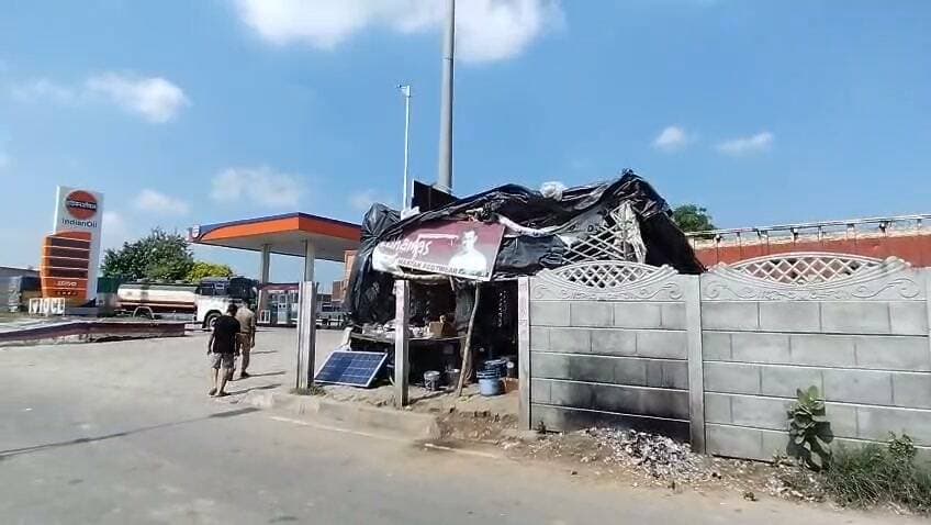 फतेहपुर में पेट्रोल पंप पर खड़े ट्रक से बैटरी और लाइट चोरी, सीसीटीवी बंद होने से जांच पर उठे सवाल
सुल्तान नगर इंडियन ऑयल पेट्रोल पंप पर सुरक्षा व्यवस्था पर प्रश्नचिह्न, पीड़ित ने पुलिस से लगाई कार्रवाई की गुहार
एक सप्ताह से खड़े ट्रक को चोरों ने बनाया निशाना, मानवाधिकार फोरम जिलाध्यक्ष ने दर्ज कराई शिकायत
उत्तर प्रदेश के फतेहपुर जनपद के सदर कोतवाली क्षेत्र स्थित सुल्तान नगर इंडियन ऑयल पेट्रोल पंप पर खड़े ट्रक से बैटरी और लाइट चोरी होने का मामला सामने आया है। पीड़ित ने आरोप लगाया है कि पेट्रोल पंप पर लगे सीसीटीवी कैमरे लंबे समय से खराब पड़े हैं, जिसके कारण घटना की फुटेज उपलब्ध नहीं हो सकी। घटना के बाद सुरक्षा व्यवस्था और पेट्रोल पंप प्रबंधन की जिम्मेदारी को लेकर कई सवाल उठने लगे हैं।
प्राप्त जानकारी के अनुसार मानवाधिकार फोरम के जिलाध्यक्ष नीरज द्विवेदी (उर्फ राजेश द्विवेदी) ने लोधीगंज चौकी प्रभारी को दिए शिकायती पत्र में बताया कि उनका ट्रक (UP71 AT 9763) पिछले लगभग एक सप्ताह से सुल्तान नगर स्थित इंडियन ऑयल पेट्रोल पंप परिसर में खड़ा था। आरोप है कि इसी दौरान अज्ञात चोर ट्रक की दो बैटरियां चोरी कर ले गए। वहीं पास में खड़े दूसरे ट्रक (UP71 AT 4068) से भी दो लाइटें चोरी कर ली गईं।
पीड़ित का कहना है कि ट्रक लॉक अवस्था में खड़ा था और उसकी चाबी ड्राइवर के पास सुरक्षित थी। इसके बावजूद चोरी की घटना हो गई। उनका आरोप है कि पेट्रोल पंप परिसर में सीसीटीवी कैमरे लगे होने के बावजूद वे लंबे समय से खराब हैं, जिससे घटना का कोई वीडियो साक्ष्य उपलब्ध नहीं हो सका। यदि कैमरे चालू होते तो आरोपियों की पहचान आसान हो सकती थी।
घटना की जानकारी मिलते ही पीड़ित ने पुलिस को लिखित शिकायत देकर अज्ञात चोरों के खिलाफ मुकदमा दर्ज कर कार्रवाई की मांग की है। शिकायत में यह भी अनुरोध किया गया है कि पेट्रोल पंप की सुरक्षा व्यवस्था और सीसीटीवी सिस्टम की भी जांच कराई जाए।
स्थानीय लोगों का कहना है कि यदि किसी व्यावसायिक प्रतिष्ठान या पेट्रोल पंप परिसर में लगातार वाहन खड़े किए जाते हैं तो वहां पर्याप्त सुरक्षा और कार्यशील सीसीटीवी कैमरे होना आवश्यक है। उनका मानना है कि इस प्रकार की घटनाएं सुरक्षा व्यवस्था में कमी की ओर संकेत करती हैं।
फिलहाल पुलिस ने शिकायत प्राप्त कर मामले की जांच शुरू कर दी है। पुलिस का कहना है कि उपलब्ध तथ्यों और साक्ष्यों के आधार पर आगे की विधिक कार्रवाई की जाएगी। चोरी की घटना में शामिल लोगों की पहचान के लिए आसपास के अन्य प्रतिष्ठानों और मार्गों पर लगे सीसीटीवी कैमरों की फुटेज भी खंगाली जा सकती है।
घटना एक बार फिर यह संकेत देती है कि सार्वजनिक और व्यावसायिक परिसरों में सुरक्षा उपकरणों का नियमित रखरखाव अत्यंत आवश्यक है। यदि सीसीटीवी कैमरे लंबे समय तक खराब रहें तो अपराधियों के खिलाफ साक्ष्य जुटाना कठिन हो जाता है।
एनडी न्यूज़ की अपील
वाहन मालिक अपने वाहन लंबे समय तक कहीं भी खड़ा करने से पहले वहां की सुरक्षा व्यवस्था की जानकारी अवश्य लें। पेट्रोल पंप संचालकों और अन्य व्यावसायिक प्रतिष्ठानों से अनुरोध है कि सीसीटीवी कैमरे हमेशा चालू और कार्यशील रखें। पुलिस प्रशासन से अपेक्षा है कि मामले की निष्पक्ष जांच कर दोषियों के खिलाफ सख्त कार्रवाई सुनिश्चित की जाए तथा जिले में वाहन चोरी की घटनाओं पर प्रभावी अंकुश लगाया जाए।
👇👇👇
#NDNews #दैनिक_निष्पक्ष_धारा #Fatehpur #SultanNagar #TruckTheft #BatteryTheft #IndianOil #CCTV #FatehpurPolice #UPPolice #BreakingNews #HumanRightsForum
👇👇
@dgpup
@RSSorg
@UPGovt
@wpl1090
@RSSgeet
@Uppolice
@MIB_India
@PMOIndia
@HMOIndia
@abmanglik
@VHPDigital
@igrangealld
@myogioffice
@InfoDeptUP
@dmfatehpur
@sdmsadarftp
@CMOfficeUP
@CMOUP_RC
@ChiefSecyUP
@ChiefSecyUP
@MahantYogiG
@FatehpurSdm
@fatehpurpolice
@BajrangDalOrg
@rashtrapatibhvn
@UPMahilaKalyan
@112UttarPradesh
@myogiadityanath
@CommissionerPrg
@ADGZonPrayagraj
👇👇
📝 डिस्क्लेमर :-यह समाचार उपलब्ध शिकायत, संबंधित पक्ष द्वारा दी गई जानकारी एवं प्रारंभिक तथ्यों पर आधारित है। मामले की जांच पुलिस द्वारा की जा रही है। जांच रिपोर्ट एवं आधिकारिक निष्कर्ष आने के बाद आवश्यकतानुसार समाचार को अपडेट किया जाएगा।
👇👇
🟥 NDNEWS | दैनिक निष्पक्ष धारा
मुख्य संपादक/संस्थापक: राजन सिंह हाड़ा
सह-संपादक: शालिनी सिंह भदौरिया
✒️ रिपोर्ट: जिला ब्यूरो,फतेहपुर
📍 कार्यालय-3: U158,हीरा स्वीट्स के पास,विकास मार्ग,लक्ष्मी नगर,पूर्वी दिल्ली,) 110092 (NCR)
📍 कार्यालय-2: विधानसभा रोड, बर्लिंगटन चौराहा, लखनऊ (226001) (UP)
📅 दिनांक: 29 सितंबर 2026
📆 दिन: मंगलवार
📞 मोबाइल: 9696119696