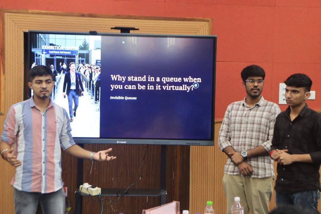 IIIT भागलपुर में ‘Startup Bihar Idea Bootcamp’ का आयोजन, 14 टीमों ने प्रस्तुत किए नवाचार आधारित स्टार्टअप आइडिया
भागलपुर, 29 सितंबर 2026। भारतीय सूचना प्रौद्योगिकी संस्थान (IIIT) भागलपुर के Startup Cell द्वारा आज संस्थान के Lecture Hall में ‘Startup Bihar Idea Bootcamp’ का आयोजन किया गया। ‘A Statewide Open Innovation Day’ थीम पर आयोजित कार्यक्रम का उद्देश्य विद्यार्थियों को बिहार की स्थानीय एवं क्षेत्रीय समस्याओं के समाधान के लिए नवाचार तथा AI/ML आधारित तकनीकी समाधान विकसित करने के लिए प्रोत्साहित करना था।
कार्यक्रम में 60 से अधिक विद्यार्थियों ने सहभागिता की तथा 14 टीमों ने अपने स्टार्टअप आइडिया एवं innovative solutions प्रस्तुत किए। प्रतिभागियों को Idea Validation, Product Development, Market Access, Funding Opportunities तथा Legal एवं Intellectual Property Support सहित स्टार्टअप से जुड़े विभिन्न महत्वपूर्ण पहलुओं की जानकारी दी गई।
कार्यक्रम में मुख्य अतिथि के रूप में श्री श्याम प्रकाश, उद्योग विस्तार पदाधिकारी उपस्थित रहे। उन्होंने विद्यार्थियों को Government Funding Opportunities एवं सरकारी सहायता से संबंधित जानकारी दी। उन्होंने कृषि एवं स्वास्थ्य सेवा जैसे महत्वपूर्ण क्षेत्रों की चुनौतियों के समाधान में innovation की भूमिका पर प्रकाश डालते हुए विद्यार्थियों को स्थानीय समस्याओं की पहचान कर उनके तकनीकी एवं व्यावहारिक समाधान विकसित करने के लिए प्रेरित किया।
इस अवसर पर डॉ. ओम प्रकाश सिंह, Faculty In-charge, Startup Cell, IIIT Bhagalpur सहित डॉ. मेहुल कुमार, डॉ. उत्तम कुमार, डॉ. प्रभात कुमार विद्यार्थी, डॉ. स्वाति कुमारी, डॉ. सुनील कुमार एवं डॉ. नेहाल अहमद उपस्थित रहे।
Bootcamp में प्रस्तुत 14 टीमों के आइडिया में बिहार की स्थानीय आवश्यकताओं एवं क्षेत्रीय समस्याओं को ध्यान में रखते हुए AI/ML आधारित तकनीकी समाधानों एवं innovation पर विशेष जोर दिया गया। विद्यार्थियों को अपने आइडिया की उपयोगिता का आकलन करने, उसे validate करने तथा product development, market access एवं funding की संभावनाओं को समझने का अवसर मिला।
कार्यक्रम के सफल आयोजन एवं समन्वय में डॉ. ओम प्रकाश सिंह का मार्गदर्शन महत्वपूर्ण रहा। वहीं Student Coordinators श्री गोविंद मिश्रा एवं श्री ईशान झा ने कार्यक्रम की विभिन्न गतिविधियों के संचालन एवं समन्वय में सहयोग किया।
Startup Bihar Idea Bootcamp के माध्यम से विद्यार्थियों को अपने तकनीकी ज्ञान एवं innovative ideas को वास्तविक समस्याओं के समाधान में परिवर्तित करने तथा संभावित startup ventures के रूप में विकसित करने के लिए आवश्यक मार्गदर्शन एवं अवसर प्रदान किया गया। कार्यक्रम ने संस्थान में innovation, entrepreneurship एवं problem-solving culture को बढ़ावा देने की दिशा में एक महत्वपूर्ण पहल के रूप में भूमिका निभाई।
जिला जनसंपर्क कार्यालय
भागलपुर
#CMSamrat
#samratchoudhary