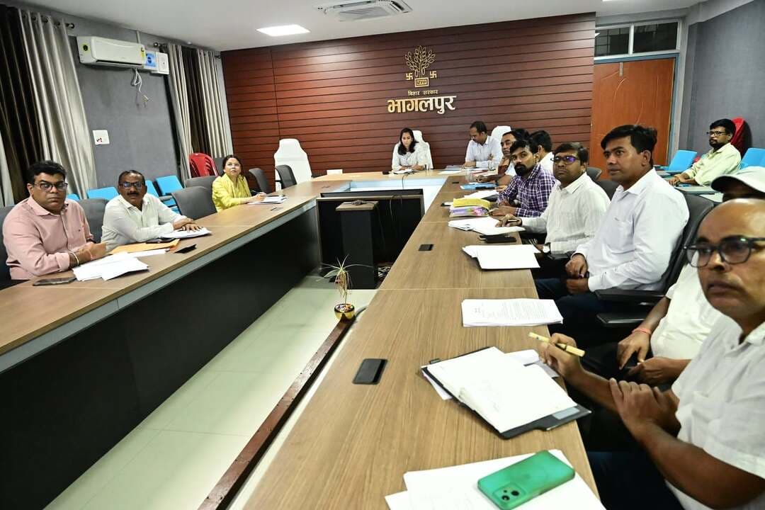 *जिलाधिकारी की अध्यक्षता में जिला जल एवं स्वच्छता मिशन की बैठक, योजनाओं में तेजी लाने के निर्देश*
भागलपुर, 29 सितंबर 2026। जिलाधिकारी, भागलपुर श्रीमती अल्कृता पांडेय की अध्यक्षता में आज जिला जल एवं स्वच्छता मिशन (DWSM) की बैठक आयोजित की गई। बैठक में ग्रामीण क्षेत्रों में जलापूर्ति, जल गुणवत्ता जांच, जल जीवन मिशन, हर घर जल प्रमाणीकरण, जलापूर्ति योजनाओं के रखरखाव एवं भुगतान तथा लोहिया स्वच्छ बिहार अभियान के अंतर्गत संचालित कार्यों की समीक्षा की गई।
बैठक में जल गुणवत्ता निगरानी सूचना प्रणाली (WQMIS) एवं फील्ड टेस्ट किट (FTK) के माध्यम से जल गुणवत्ता जांच की प्रगति की समीक्षा करते हुए जिलाधिकारी ने जांच एवं ऑनलाइन प्रविष्टि में तेजी लाने तथा नियमित निगरानी सुनिश्चित करने का निर्देश दिया।
जल जीवन मिशन के तहत हर घर जल प्रमाणीकरण की समीक्षा में लंबित मामलों का शीघ्र निष्पादन करने को कहा गया। साथ ही जलापूर्ति योजनाओं के संचालन एवं रखरखाव, पंप ऑपरेटरों/अनुरक्षकों के मानदेय तथा विद्युत विपत्रों के लंबित भुगतान की स्थिति की समीक्षा कर आवश्यक कार्रवाई के निर्देश दिए गए।
लोहिया स्वच्छ बिहार अभियान के तहत ODF प्लस मॉडल ग्राम, सामुदायिक सोखपिट, व्यक्तिगत घरेलू शौचालय, सामुदायिक स्वच्छता परिसर, वेस्ट प्रोसेसिंग यूनिट सहित विभिन्न योजनाओं की प्रगति की भी समीक्षा की गई। जिलाधिकारी ने कम प्रगति वाले कार्यों में विशेष तेजी लाने तथा लंबित एवं तकनीकी मामलों का शीघ्र समाधान सुनिश्चित करने का निर्देश दिया।
जिलाधिकारी ने सभी संबंधित पदाधिकारियों को योजनाओं की नियमित समीक्षा करते हुए समयबद्धता, गुणवत्ता एवं पारदर्शिता के साथ कार्यों का निष्पादन सुनिश्चित करने तथा ग्रामीण क्षेत्रों में सुरक्षित पेयजल एवं स्वच्छता सुविधाओं का प्रभावी लाभ पहुंचाने का निर्देश दिया।
जिला जनसंपर्क कार्यालय, भागलपुर
#CMSamrat
#samratchoudhary
Information & Public Relations Department, Government of Bihar