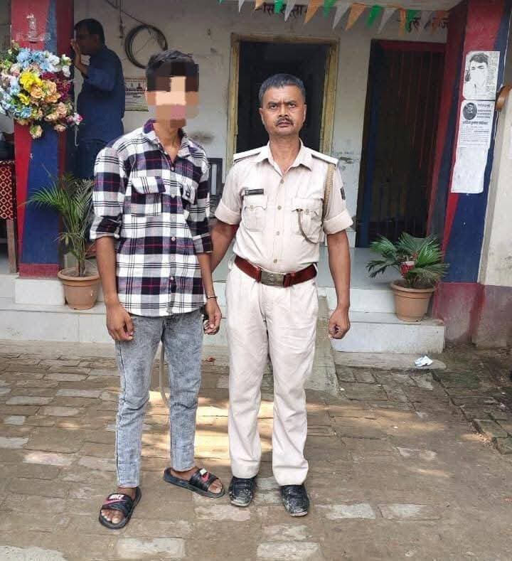 केवटी थाना कांड संख्या-256/26 दिनांक-14.08.26 धारा–109 BNS के प्राथमिकी अभियुक्त प्रदीप महतो पिता स्वo सुंदर महतो साo खिखरीपट्टी थाना केवटी जिला दरभंगा एवं केवटी थाना कांड संख्या 274/26 दिनांक-27.08.26 धारा-109 BNS के प्राथमिकी अभियुक्त पवन कुमार पिता विलट महतो साo खिखरीपट्टी थाना केवटी जिला दरभंगा तथा केवटी थाना कांड संख्या 318/26 (चोरी)में चोरी किए सामान को 24 घंटे के अंदर बरामद करते हुए प्राथमिकी अभियुक्त बदला कुमार पिता अनिल राम साo रनवे थाना केवटी जिला दरभंगा को गिरफ्तार किया गया।
केवटी थाना द्वारा की गई कार्रवाई।
.
.
#BiharPolice #Darbhangapolice #HainTaiyaarHum Information & Public Relations Department, Government of Bihar Home Department, Govt. of Bihar