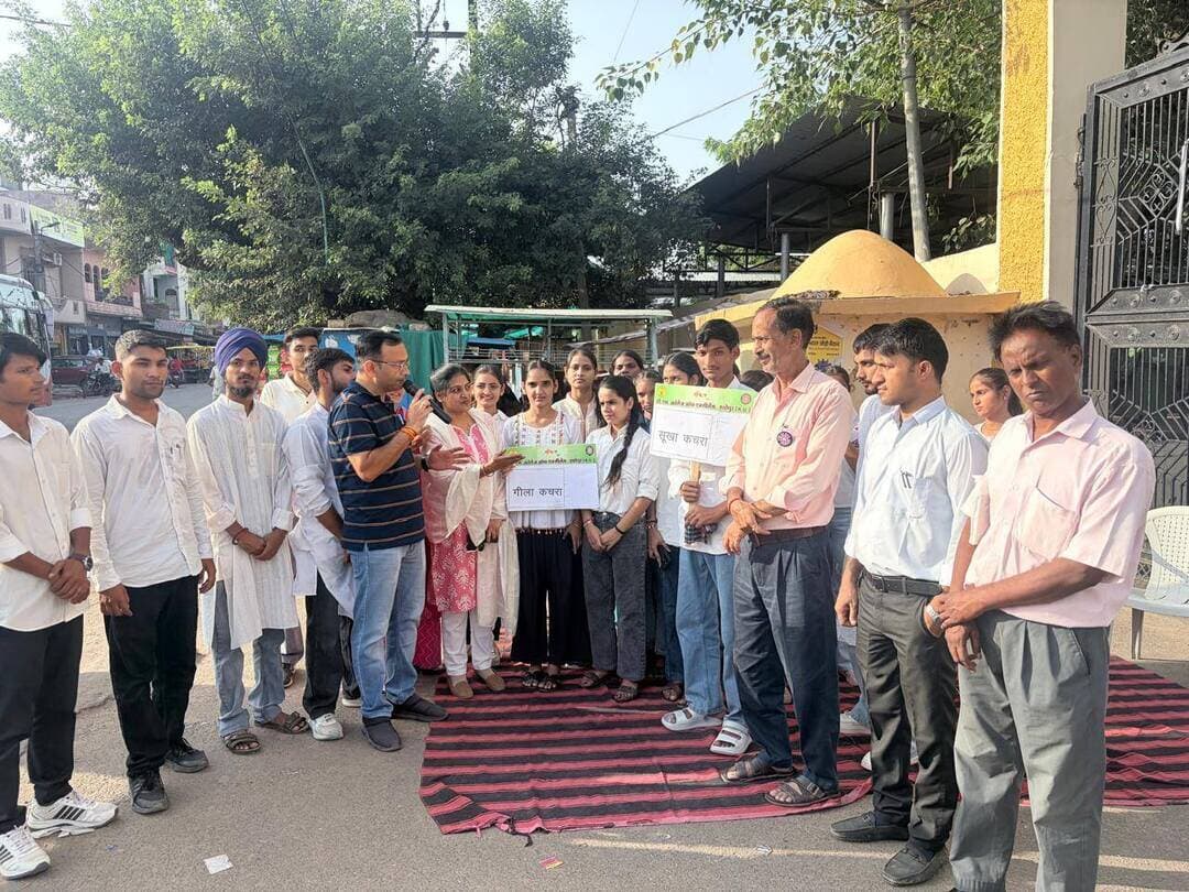 नुक्कड़ नाटक से दिया स्वच्छता का संदेश, विद्यार्थियों ने जगाई जनजागरूकता
----
कलेक्टर सुश्री शीला दाहिमा के मार्गदर्शन में सेवा संकल्प अभियान अंतर्गत विभिन्न गतिविधियों एवं कार्यक्रमों का आयोजन जारी है। इसी क्रम में नमो सेवा- अनकही कहानियां गतिविधि अंतर्गत पीजी कॉलेज श्योपुर के तत्वाधान में नुक्कड नाटक का मंचन किया गया। प्राचार्य डॉ. ओपी शर्मा के निर्देशन में पाली रोड पर आयोजित नुक्कड नाटक के माध्यम से स्वच्छता का संदेश दिया गया।
नुक्कड़ नाटक के माध्यम से विद्यार्थियों ने स्वच्छता के लिए प्रत्येक नागरिक की सहभागिता के साथ ही सार्वजनिक स्थानों पर कचरा नहीं फैलाने का संदेश दिया। साथ ही सूखे एवं गीले कचरे को अलग-अलग रखने और कचरे का उचित निपटान करने के लिए लोगों को प्रेरित किया। विद्यार्थियों के प्रभावी संवाद और अभिनय ने राहगीरों का ध्यान आकर्षित किया।
नाटक में पवनसुत योगी, महावीर मीणा, गौरव वैष्णव, काजल रेगर, पारुल सोनी, मोहित कछवा, गायत्री बंजारा एवं पिंकी आदिवासी ने भूमिका निभाई। नुक्कड़ नाटक का निर्देशन डॉ. सीमा चौकसे ने किया।
कार्यक्रम के अंत में नोडल अधिकारी डॉ. भूपेंद्र हरदेनिया ने सभी का आभार व्यक्त किया। आयोजन में डॉ. अजीत सिंह एवं प्रो. शालू दुबे का विशेष सहयोग रहा। विद्यार्थियों ने स्वच्छता को जीवनशैली का हिस्सा बनाने और समाज में स्वच्छता के प्रति जागरूकता फैलाने का संकल्प लिया।
-
CM Madhya Pradesh
Jansampark Madhya Pradesh
#JansamparkMP
#sheopur