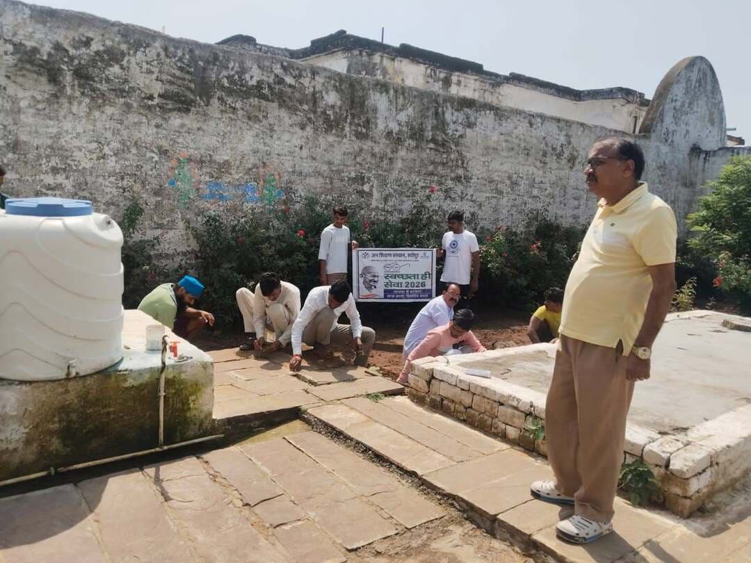 जिला जेल मे श्रमदान कर दिया स्वच्छता का संदेश
----
कौशल विकास एवं उद्यमिता मंत्रालय भारत सरकार नई दिल्ली के दिशा निर्देशानुसार प्रायोजित जन शिक्षण संस्थान श्योपुर द्वारा स्वच्छता ही सेवा अभियान तक चलाया जा रहा है। इसी क्रम में आज जिला जेल श्योपुर में स्वच्छता श्रमदान कर साफ सफाई की गई है। इस अवसर पर जेल अधीक्षक श्री प्रभात कुमार, कार्यक्रम अधिकारी श्री राजेश मीणा, सहायक कार्यक्रम अधिकारी श्रीमती कुसुम जादोन आदि उपस्थित रहें।
कार्यक्रम में जेल अधीक्षक श्री प्रभात कुमार ने बताया कि स्वच्छता सेवा अभियान के तहत जेल परिसर में संस्थान के द्वारा जागरूकता कार्यक्रम किया गया, जिसमे कैदियों व संस्थान के कर्मचारियों ने अलग अलग स्थानो की सफाई की व कचरे को व्यवस्थित करके एकत्रित किया और कहा की जेल को स्वच्छ व सुन्दर बनाने के लिये स्वच्छता जरूरी है स्वच्छता हमारे स्वस्थ और सुखी जीवन का हिस्सा है।
इस अवसर पर कार्यक्रम अधिकारी श्री राजेश कुमार मीणा द्वारा बताया गया की यह स्वच्छता ही सेवा अभियान के तहत 17 सितंबर से 2 अक्टूबर तक अलग अलग स्थानों पर चलाया जा रहा है।
-
CM Madhya Pradesh
Jansampark Madhya Pradesh
#JansamparkMP
#sheopur