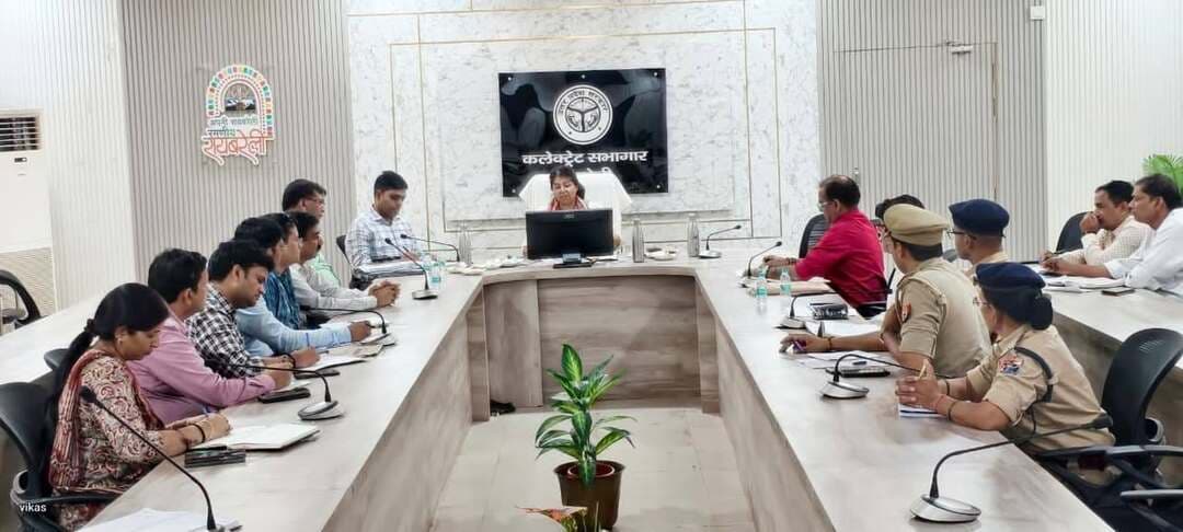 *डीएम की अध्यक्षता में एनकार्ड की बैठक सम्पन्न*
*एनकार्ड की बैठक में नशे के अवैध कारोबार पर प्रभावी प्रवर्तन की कार्रवाई के निर्देश*
*रायबरेली-29 सितम्बर 2026,*
जिलाधिकारी सरनीत कौर ब्रोका की अध्यक्षता में कलेक्ट्रेट सभागार में एनकार्ड की बैठक सम्पन्न हुई। बैठक में जनपद में नशीली दवाओं के दुरुपयोग एवं अवैध शराब के निर्माण और बिक्री की रोकथाम के लिए अब तक की गई कार्रवाई की विस्तृत समीक्षा की गई तथा प्रभावी नियंत्रण के लिए आगामी कार्ययोजना पर विचार-विमर्श किया गया।
जिलाधिकारी ने संबंधित अधिकारियों को निर्देशित किया कि जनपद में नशीले पदार्थों के अवैध कारोबार एवं अवैध शराब के निर्माण/बिक्री के विरुद्ध प्रवर्तन अभियान को निरंतर प्रभावी ढंग से जारी रखा जाए। उन्होंने संवेदनशील क्षेत्रों को चिन्हित करते हुए नियमित रूप से निरीक्षण एवं जांच की कार्रवाई करने तथा अवैध गतिविधियों में संलिप्त व्यक्तियों के विरुद्ध नियमानुसार कठोर कार्रवाई सुनिश्चित करने के निर्देश दिए।
उन्होंने कहा कि नशे की प्रवृत्ति पर प्रभावी अंकुश लगाने के लिए प्रवर्तन कार्रवाई के साथ-साथ जागरूकता एवं पुनर्वास पर भी विशेष ध्यान दिया जाए। जिला चिकित्सालय तथा समाज कल्याण विभाग के अंतर्गत संचालित विभिन्न केंद्रों में नशे की लत से प्रभावित व्यक्तियों के लिए काउंसलिंग एवं पुनर्वास की समुचित व्यवस्था सुनिश्चित की जाए।
जिलाधिकारी ने विशेष रूप से विद्यार्थियों एवं युवाओं को नशे के दुष्प्रभावों के प्रति जागरूक करने के निर्देश दिए। उन्होंने कहा कि विद्यालयों एवं शैक्षणिक संस्थानों में जागरूकता कार्यक्रम आयोजित कर युवाओं को नशे से दूर रहने के लिए प्रेरित किया जाए तथा नशे के दुष्परिणामों के संबंध में व्यापक जन-जागरूकता अभियान चलाया जाए।
बैठक में जिला आबकारी अधिकारी दिनेश कुमार द्वारा अवगत कराया गया कि जनपद में अवैध कच्ची शराब के निर्माण एवं बिक्री के विरुद्ध लगातार प्रवर्तन कार्रवाई की जा रही है तथा संबंधित क्षेत्रों में नियमित रूप से अभियान चलाकर जांच एवं कार्रवाई सुनिश्चित की जा रही है।
बैठक में मुख्य विकास अधिकारी अंजूलता, अपर जिलाधिकारी (प्रशासन) सिद्धार्थ, नगर मजिस्ट्रेट राम अवतार, उप मुख्य चिकित्साधिकारी डॉ. अशोक कुमार रावत, जिला विद्यालय निरीक्षक संजीव कुमार सिंह सहित संबंधित अधिकारी उपस्थित रहे।