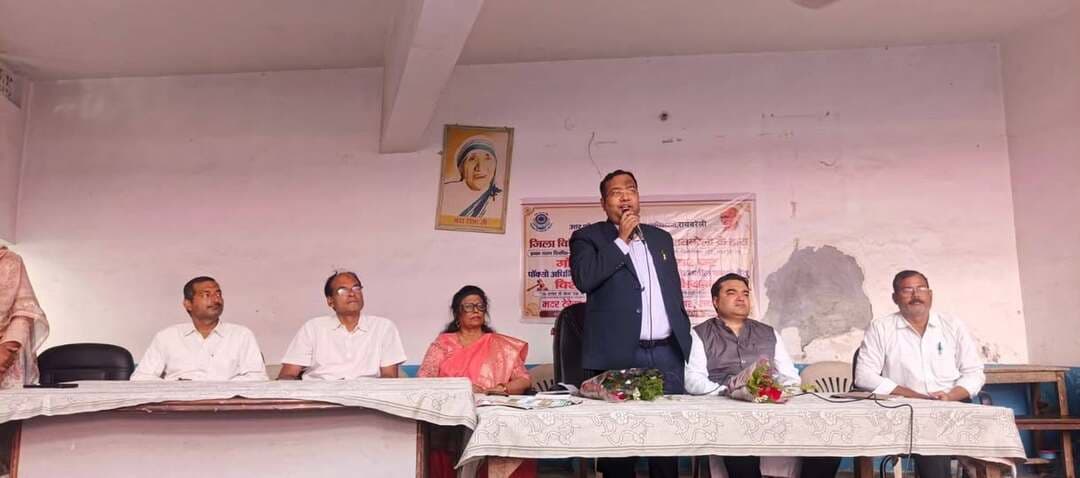 _*विशेष पॉक्सो जागरुकता अभियान के अन्तर्गत आयोजित हुआ जागरुकता शिविर*_
*रायबरेली, 29 सितम्बर 2026*
उ०प्र० राज्य विधिक सेवा प्राधिकरण, लखनऊ तथा मा० अध्यक्ष, जिला विधिक सेवा प्राधिकरण/जनपद न्यायाधीश, रायबरेली अमित पाल सिंह के निर्देशानुसार व सचिव जिला विधिक सेवा प्राधिकरण, रायबरेली अनिशा के दिशा-निर्देशन में विशेष पॉक्सो जागरुकता अभियान के अन्तर्गत मदर टेरेसा इण्टर कालेज, सन्त कवर राम इण्टर कालेज, देदौर इण्टर कालेज व तहसील सलोन के अन्तर्गत निमिषा इण्टर कालेज, माडर्न पब्लिक स्कूल व तहसील ऊँचाहार के अन्तर्गत हर नरायण इण्टर कालेज रायबरेली में विशेष पाक्सो जागरुकता शिविर का आयोजन किया गया।
मदर टेरेसा इण्टर कालेज में अपर जिला जज अभिषेक सिन्हा के द्वारा उपस्थित बच्चों को बताया गया कि पॉक्सो अधिनियम 2012 भारत का एक विशेष कानून है जो 18 वर्ष से कम उम्र के बच्चों को यौन शोषण, यौन उत्पीड़न और पोर्नोग्राफी जैसे अपराधों से सुरक्षा प्रदान करता है। इस कानून का पूरा नाम लैंगिक अपराधों से बालकों का संरक्षण अधिनियम, 2012 है। इस अवसर पर अपर जिला जज अंशुमान पटनायक के द्वारा उपस्थित बच्चों को गुड टच, बैड टच सम्बन्धी जानकारी प्रदान की गयी।
सन्त कवर राम इण्टर कालेज में अपर जिला जज अनुपम शौर्य द्वारा बताया गया कि पॉक्सो अधिनियम 2012 के सम्बन्ध में उपस्थित बच्चों को विस्तार पूर्वक जानकारी दी गयी। इस जागरुकता कार्यक्रम में सिविल जज कृति किशोर के द्वारा उपस्थित बच्चों को बताया गया कि जब भी कभी आपको असहजता लगे उसकी रिपोर्ट आपको तुरंत करना चाहिए। यह आप का अधिकार है, इस सम्बन्ध में आप चाइल्ड हेल्पलाइन 1098 व नालसा हेल्प लाइन 15100 पर विधिक सहायता प्राप्त कर सकते है।
देदौर इण्टर कालेज, रायबरेली में अपर जिला जज अमित कुमार पाण्डेय के द्वारा पॉक्सो अधिनियम 2012 में सम्बन्ध में उपस्थित बच्चों को बताया गया। इस अवसर पर सिविल जज शिवम वर्मा के द्वारा प्रवेशकारी लैंगिक हमला, लैंगिक हमला, लैंगिक उत्पीड़न और बच्चों से जुड़ा अश्लील साहित्य जैसे गंभीर अपराध शामिल हैं, के सम्बन्ध में बताया गया।
इसके अतिरिक्त तहसील सलोन के अन्तर्गत निमिषा इण्टर कालेज, माडर्न पब्लिक स्कूल व तहसील ऊँचाहार के अन्तर्गत हर नरायण इण्टर कालेज में रायबरेली में तहसील सलोन में आयोजित विशेष पॉक्सो जागरुकता कार्यक्रम की अध्यक्षता ग्राम न्यायाधिकारी लालगंज मृणालिनी श्रीवास्तव के द्वारा व तहसील ऊँचाहार में आयोजित विशेष पॉक्सो जागरुकता कार्यक्रम की अध्यक्षता ग्राम न्यायाधिकारी पारितोष प्रकाश के द्वारा की गयी। इस जागरुकता कार्यक्रम में उपस्थित बच्चों को पाक्सो एक्ट 2012 के सम्बन्ध में विस्तारपूर्वक जानकारी प्रदान की गयी।
इस विशेष पॉक्सो जागरुकता शिविर में मदर टेरेसा कालेज रायबरेली के प्रधानाचार्य कविता अवस्थी, सन्त कवर राम इण्टर कालेज के प्रधानाचार्य आर०एन० शुक्ला, देदौर इण्टर कालेज के प्रधानाचार्य शैवेन्द्र कुमार भूषण व पराविधिक स्वयं सेवक मनोज कुमार प्रजापति, शिप्रा सोनकर, पूनम सिंह, अजीत कुमार, किरन तिवारी, पवन कुमार श्रीवास्तव, रितुल कुमार वैश्य, नागार्जुन, ठाकुर प्रसाद, अभिषेक यादव व जितेन्द्र कुमार उपस्थित रहे।