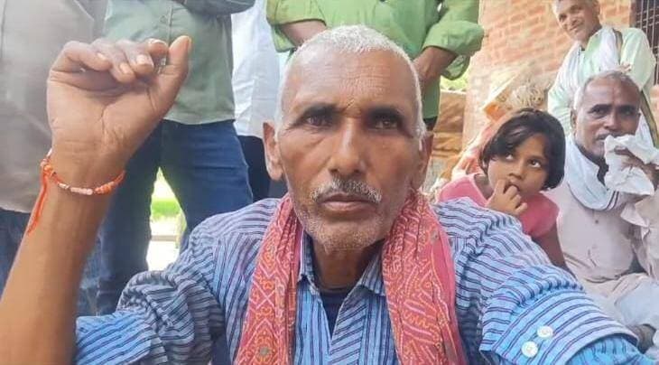*प्रधान प्रतिनिधि पर प्रताड़ना का आरोप, युवक की PGI में मौत*
*मृतक की पत्नी ने थाने में दी तहरीर, FIR और सुरक्षा की मांग*
जगतपुर, रायबरेली |
जगतपुर थाना क्षेत्र के ग्राम हरपुर हल्ला में एक युवक की संदिग्ध परिस्थितियों में मौत का मामला सामने आया है। मृतक की पत्नी ने गांव के प्रधान प्रतिनिधि और उनके पुत्र पर धनवसूली और धमकाने का गंभीर आरोप लगाया है।
प्राप्त प्रार्थना पत्र के अनुसार प्रार्थिनी सुमन मौर्या पत्नी स्व. सुरेन्द्र कुमार निवासी हरपुर हल्ला ने बताया कि 27 सितंबर 2026 की शाम लगभग 7:30 बजे उनके पति सुरेन्द्र कुमार अपने कमरे में बैठे थे, तभी अचानक उनकी तबीयत बिगड़ी।
परिजनों के अनुसार सुरेन्द्र कुमार ने बताया कि प्रधान प्रतिनिधि दर्शन सिंह और उनके पुत्र सन्नम सिंह पिछले कई दिनों से धनवसूली के लिए प्रताड़ित कर रहे थे और मारने-पीटने की धमकी दे रहे थे। इसी प्रताड़ना से परेशान होकर उन्होंने जहरीला पदार्थ खा लिया।
परिजनों ने तत्काल उन्हें जगतपुर सामुदायिक स्वास्थ्य केंद्र पहुंचाया, जहां से जिला अस्पताल, फिर एम्स और अंत में PGI लखनऊ रेफर किया गया। PGI में इलाज के दौरान उनकी मृत्यु हो गई।
मृतक की पत्नी सुमन मौर्या ने 28 सितंबर को थाना प्रभारी जगतपुर को लिखित प्रार्थना पत्र देकर आरोपियों के विरुद्ध FIR दर्ज कर कानूनी कार्रवाई और परिवार की जान-माल की सुरक्षा की मांग की है।
थाना प्रभारी जगतपुर ने बताया कि तहरीर प्राप्त हुई है, मामले की जांच की जा रही है। जांच के बाद नियमानुसार कार्रवाई की जाएगी।