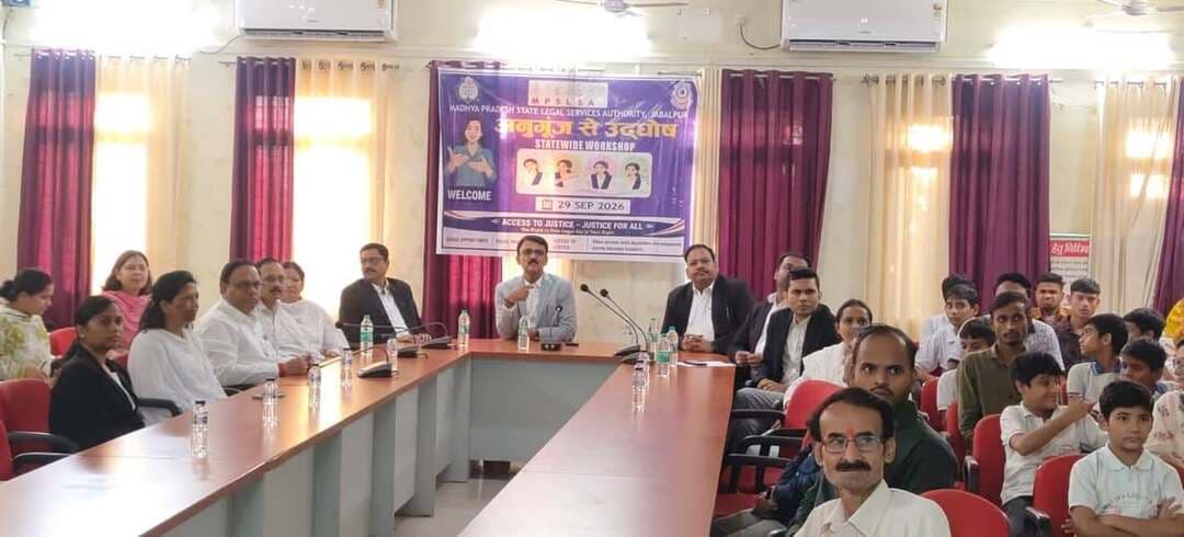 साइन लैंग्वेज वीक के अवसर पर श्रवण एवं वाक् बाधित बच्चों के लिए विशेष सत्र
साइन लैंग्वेज वीक के अवसर पर एडीआर भवन दतिया में मूकबधिर विद्यालय के श्रवण एवं वाक् बाधित छात्र-छात्राओं ने सांकेतिक भाषा विशेषज्ञ के साथ ऑनलाइन आयोजित सत्र में कानूनी अधिकार, निःशुल्क विधिक सहायता, भावनात्मक स्वास्थ्य, डिजिटल सुरक्षा, शिक्षा एवं करियर अवसरों से संबंधित महत्वपूर्ण जानकारी दी गई।
बच्चों ने सांकेतिक भाषा के माध्यम से समूह गतिविधियों एवं लघु नाटिकाओं में सहभागिता कर अपने विचार भी साझा किए।
#दतिया #CMMadhyaPradesh #JansamparkMP #Datia #MadhyaPradesh