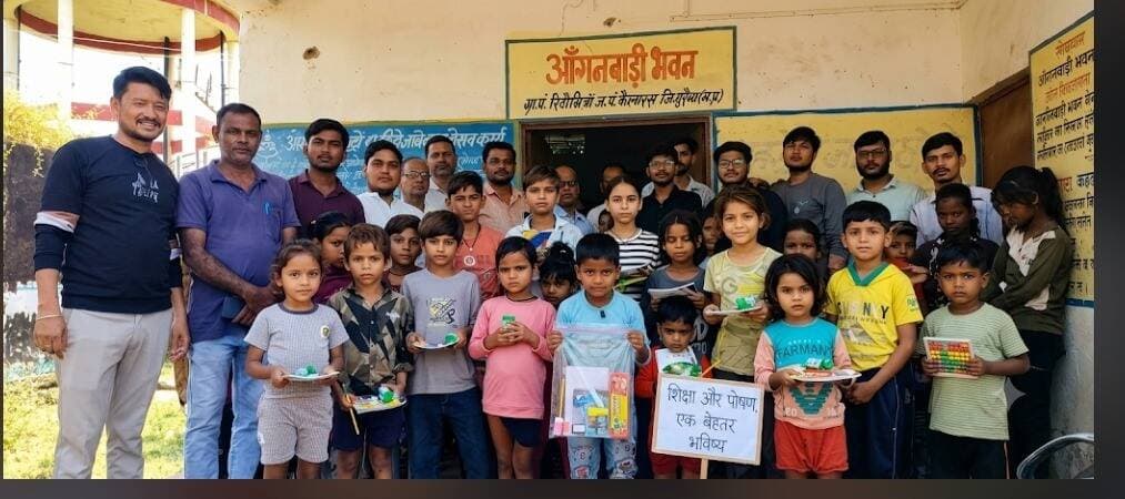 #SewaSankalpAbhiyan के तहत रिठोनिया में हुआ आंगन मिलन कार्यक्रम
रासेयो स्वयंसेवकों ने आंगनबाड़ी केन्द्र को गोद लेकर बच्चों को वितरित किया पोषण आहार एवं पठन सामग्री
सेवा संकल्प अभियान के अंतर्गत आंगन मिलन कार्यक्रम के तहत गोद ग्राम रिठोनिया में आंगन मिलन सेवा कार्यक्रम आयोजित किया गया। कार्यक्रम में आंगनबाड़ी केन्द्र से जुड़े बच्चों, गर्भवती एवं धात्री माताओं, हितग्राहियों तथा ग्रामीणों ने उत्साहपूर्वक सहभागिता की।
कार्यक्रम में आचार्य नरेन्द्र देव कॉलेज, कैलारस के प्राचार्य डॉ. मनोज कुमार सिंह राठौड़ सहित महाविद्यालयीन स्टाफ एवं राष्ट्रीय सेवा योजना के स्वयंसेवकों ने सहभागिता की। इस दौरान स्वयंसेवकों ने बच्चों एवं ग्रामीणों से संवाद कर उनकी आवश्यकताओं और समस्याओं के संबंध में जानकारी ली। राष्ट्रीय सेवा योजना के विद्यार्थियों ने स्थानीय आंगनबाड़ी केन्द्र को गोद लेते हुए बच्चों को पोषण स्वल्पाहार एवं पठन सामग्री वितरित की। सामग्री पाकर बच्चों के चेहरे पर खुशी दिखाई दी।
इस अवसर पर प्राचार्य डॉ. मनोज कुमार सिंह राठौड़ ने बच्चों से संवाद करते हुए कहा कि बच्चों के स्वस्थ एवं समग्र विकास के लिए संतुलित पोषण के साथ शिक्षा भी अत्यंत आवश्यक है। उन्होंने बच्चों को नियमित रूप से आंगनबाड़ी केन्द्र आने, पौष्टिक आहार ग्रहण करने तथा पढ़ाई के प्रति रुचि बनाए रखने के लिए प्रेरित किया। उन्होंने कहा कि सेवा संकल्प अभियान का उद्देश्य समाज के जरूरतमंद वर्गों से जुड़कर उनके जीवन में सकारात्मक बदलाव लाना है। राष्ट्रीय सेवा योजना के स्वयंसेवकों द्वारा आंगनबाड़ी केन्द्र को गोद लेकर बच्चों के बीच पहुंचना सामाजिक उत्तरदायित्व एवं सेवा भावना को सुदृढ़ करने की दिशा में सराहनीय पहल है।
कार्यक्रम के दौरान आंगनबाड़ी कार्यकर्ताओं द्वारा हितग्राहियों का स्वागत एवं सम्मान किया गया। महिला एवं बाल विकास विभाग द्वारा संचालित विभिन्न योजनाओं एवं सेवाओं की जानकारी भी ग्रामीणों को दी गई। गर्भवती एवं धात्री माताओं सहित अन्य हितग्राहियों को आंगनबाड़ी केन्द्र के माध्यम से उपलब्ध कराई जा रही सेवाओं का लाभ लेने के लिए प्रेरित किया गया।
आंगन मिलन कार्यक्रम का उद्देश्य आंगनबाड़ी केन्द्रों से हितग्राहियों एवं समुदाय की सहभागिता बढ़ाने के साथ ही शासन की योजनाओं एवं सेवाओं का प्रभावी लाभ पात्र हितग्राहियों तक पहुंचाना है। कार्यक्रम के दौरान राष्ट्रीय सेवा योजना के स्वयंसेवकों ने बच्चों के साथ आत्मीय संवाद करते हुए उन्हें शिक्षा एवं पोषण के महत्व के प्रति जागरूक किया। कार्यक्रम के माध्यम से शिक्षा, पोषण और सामाजिक सहभागिता का संदेश दिया गया।
#JansamparkMP #morena2026 #Morena #MadhyaPradesh Jansampark Madhya Pradesh