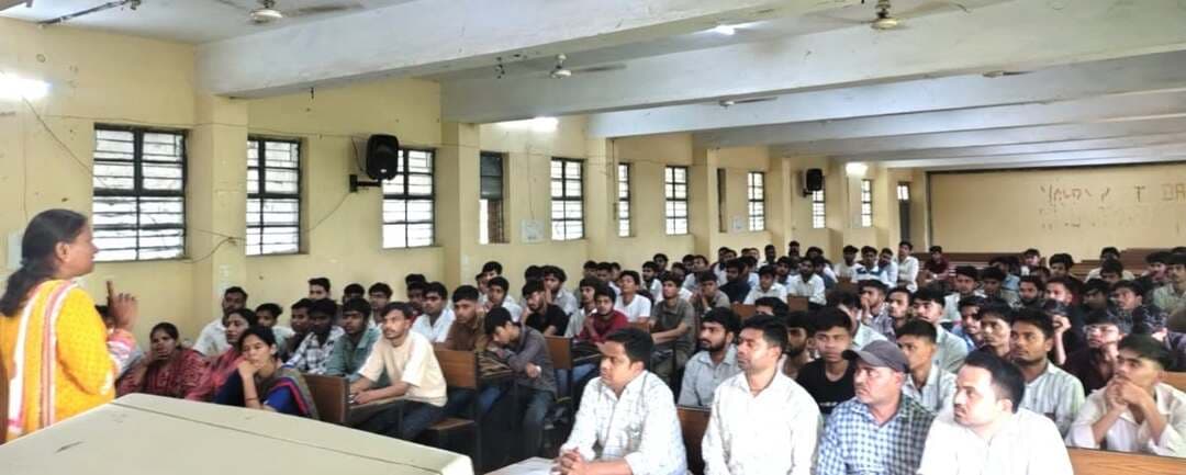 एचआईवी, एड्स के प्रति जागरूकता के लिए पॉलीटेक्निक महाविद्यालय में अभियान आयोजित
#SewaSankalpAbhiyan के अंतर्गत ‘मेरी सेवा, मेरा योगदान’ थीम पर शासकीय पोलीटेक्निक महाविद्यालय, मुरैना एवं मध्यप्रदेश राज्य एड्स नियंत्रण समिति, जिला मुरैना द्वारा एचआईवी, एड्स जागरूकता अभियान आयोजित किया गया। अभियान के दौरान विद्यार्थियों को एचआईवी संक्रमण के कारण, बचाव, जांच, उपचार तथा इससे जुड़ी भ्रांतियों के संबंध में जानकारी दी गई।
कार्यक्रम की अध्यक्षता महाविद्यालय के प्राचार्य श्री मनोज कुमार सक्सेना ने की। जिला चिकित्सालय की आईसीटीसी परामर्शदात्री श्रीमती शिल्पी गुप्ता एवं एसटीआई परामर्शदाता श्री अतुल राठौर ने विद्यार्थियों को एचआईवी संक्रमण के प्रमुख माध्यमों, सुरक्षित व्यवहार तथा समय पर जांच के महत्व की जानकारी दी। उन्होंने बताया कि एचआईवी संक्रमित रक्त, संक्रमित सुई एवं सिरिंज के उपयोग, असुरक्षित यौन संबंध तथा संक्रमित माता से शिशु में संक्रमण के माध्यम से फैल सकता है।
उन्होंने कहा कि एचआईवी संक्रमण के प्रति सही जानकारी और समय पर जांच संक्रमण की रोकथाम में महत्वपूर्ण भूमिका निभाती है। विद्यार्थियों को बताया गया कि सरकारी स्वास्थ्य संस्थानों में एचआईवी की जांच निःशुल्क उपलब्ध है तथा एचआईवी, एड्स से संबंधित जानकारी एवं मार्गदर्शन के लिए टोल-फ्री हेल्पलाइन नंबर 1097 पर संपर्क किया जा सकता है।
प्राचार्य श्री मनोज कुमार सक्सेना ने कहा कि अधूरी जानकारी और भ्रांतियां युवाओं को जोखिम में डाल सकती हैं। एचआईवी, एड्स के प्रति जागरूकता बढ़ाने के साथ ही इससे प्रभावित व्यक्तियों के प्रति भेदभाव समाप्त करना भी आवश्यक है। कार्यक्रम के दौरान विद्यार्थियों को सुरक्षित व्यवहार अपनाने, समय पर जांच कराने तथा समाज में एचआईवी, एड्स के प्रति सकारात्मक वातावरण बनाने के लिए प्रेरित किया गया।
कार्यक्रम में संस्था के नोडल अधिकारी श्री कपिल राजे सहित शिक्षकगण, अतिथि शिक्षक एवं बड़ी संख्या में विद्यार्थी उपस्थित रहे। अंत में अधिकारियों, शिक्षकों एवं विद्यार्थियों ने एचआईवी/एड्स के प्रति जागरूकता फैलाने तथा समाज में सकारात्मक वातावरण बनाने का संकल्प लिया। कार्यक्रम के अंत में मुख्य कार्यक्रम नोडल अधिकारी श्री दिलीप गांगिल ने आभार व्यक्त किया।
#JansamparkMP #morena2026 #Morena #MadhyaPradesh