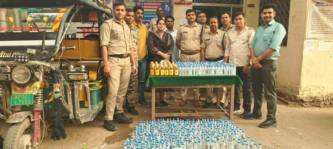 #मुरैना: पुलिस की अवैध शराब के विरुद्ध ताबड़तोड़ कार्रवाई।
विशेष अभियान में विगत 06 दिनों में (दिनांक 22.09.26 से 27.09.26 तक) आबकारी अधिनियम के प्रावधानों के तहत 22 प्रकरण दर्ज, 24 आरोपी गिरफ्तार।
➡️ कुल 315 लीटर अवैध देशी-विदेशी शराब एवं अवैध शराब तस्करी में प्रयुक्त 01 वाहन जब्त।
➡️ अभियान के दौरान अभी तक कुल ₹3.67 लाख से अधिक का मशरूका जप्त।
➡️ अवैध शराब के कारोबार में लिप्त कुल 09 आदतन अपराधियों के विरुद्ध प्रतिबंधात्मक कार्रवाई।
मुरैना पुलिस का अवैध शराब के निर्माण, परिवहन एवं बिक्री के विरुद्ध विशेष अभियान लगातार जारी है।
Home Department of Madhya Pradesh
Jansampark Madhya Pradesh
Madhya Pradesh Police
IGP Chambal Zone
PRO Morena