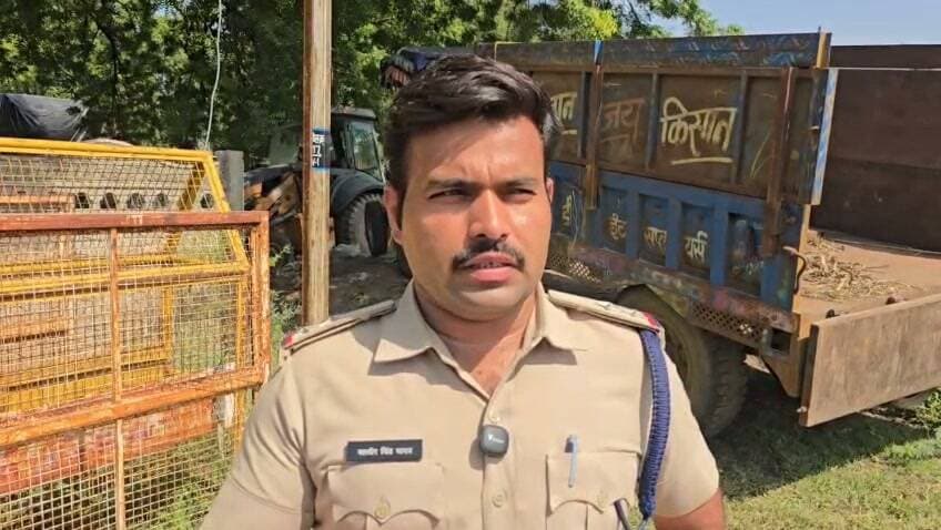 गरोठ पुलिस की बड़ी कार्रवाई, 221 किलो डोडाचूरा जब्त
गरोठ। थाना प्रभारी बलबीर सिंह यादव के निर्देशन में गरोठ पुलिस ने मादक पदार्थ तस्करी के खिलाफ बड़ी कार्रवाई करते हुए बिना नंबर के पावरट्रैक ट्रैक्टर-ट्रॉली से 221 किलो डोडाचूरा जब्त किया। पुलिस ने एक विधि-विरुद्ध बालक को अभिरक्षा में लिया, जबकि आरोपी गोविंद पिता विष्णु निवासी नारिया बुजुर्ग फरार हो गया। जब्त डोडाचूरा की कीमत करीब 4.42 लाख रुपए बताई गई है। पुलिस ने ट्रैक्टर-ट्रॉली और दो मोबाइल भी जब्त किए हैं। मामले में एनडीपीएस एक्ट के तहत प्रकरण दर्ज कर फरार आरोपी की तलाश की जा रही है।
होम डिपार्टमेंट ने भी सराहा
मध्य प्रदेश होम डिपार्टमेंट ने गरोठ पुलिस की इस कार्रवाई को सोशल मीडिया पर पोस्ट कर सराहा है। कार्रवाई में थाना प्रभारी बलबीर सिंह यादव, सहायक उपनिरीक्षक जसराज सिंह चंदेल एवं पुलिस टीम की महत्वपूर्ण भूमिका रही।
थाना प्रभारी बलबीर सिंह यादव ने कार्रवाई की पूरी जानकारी देते हुए बताया... देखिए वीडियो।
