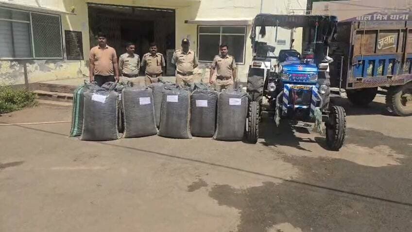 गरोठ पुलिस की बड़ी कार्रवाई, 221 किलो डोडाचूरा जब्त
गरोठ। थाना प्रभारी बलबीर सिंह यादव के निर्देशन में गरोठ पुलिस ने मादक पदार्थ तस्करी के खिलाफ बड़ी कार्रवाई करते हुए बिना नंबर के पावरट्रैक ट्रैक्टर-ट्रॉली से 221 किलो डोडाचूरा जब्त किया। पुलिस ने एक विधि-विरुद्ध बालक को अभिरक्षा में लिया, जबकि आरोपी गोविंद पिता विष्णु निवासी नारिया बुजुर्ग फरार हो गया। जब्त डोडाचूरा की कीमत करीब 4.42 लाख रुपये बताई गई है। पुलिस ने ट्रैक्टर-ट्रॉली और दो मोबाइल भी जब्त किए हैं। मामले में एनडीपीएस एक्ट के तहत प्रकरण दर्ज कर फरार आरोपी की तलाश जारी है।
होम डिपार्टमेंट ने भी सराहा
गरोठ पुलिस की इस कार्रवाई को मध्य प्रदेश होम डिपार्टमेंट ने सोशल मीडिया पर पोस्ट कर सराहा है। कार्रवाई में थाना प्रभारी बलबीर सिंह यादव, सहायक उपनिरीक्षक जसराज सिंह चंदेल एवं पुलिस टीम की भूमिका रही।