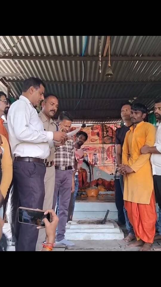 भानपुरा: सड़क पर लोटन करते हुए तहसील जा रहे थे धीरज गुर्जर, मादलिया गैरज के पास तहसीलदार साहब व टीआई साहब ने पहुंचकर लिया ज्ञापन
भानपुरा: श्री दुधाखेड़ी माताजी मंदिर के विकास और निर्माण कार्यों को तेज गति से चलाने की मांग को लेकर धीरज गुर्जर ने रामपुरा गेट से तहसील कार्यालय तक लोटन यात्रा शुरू की। धीरज गुर्जर सड़क पर कनक दंडवत (लोटन) करते हुए तहसील की ओर आगे बढ़ रहे थे, जिसे देखकर रास्ते में बड़ी संख्या में लोगों की भीड़ जुट गई।
मादलिया गैरज के पास पहुंचने पर प्रशासनिक अधिकारी धीरज गुर्जर के लोटन करते हुए जैसे ही मादलिया गैरज के समीप पहुंचे, सूचना मिलते ही आदरणीय तहसीलदार साहब एवं थाना प्रभारी (टीआई) साहब तुरंत मौके पर पहुंचे। दोनों वरिष्ठ अधिकारियों ने संवेदनशीलता दिखाते हुए उन्हें बीच रास्ते में ही आदरपूर्वक सड़क से उठाया और स्थिति को संभाला।