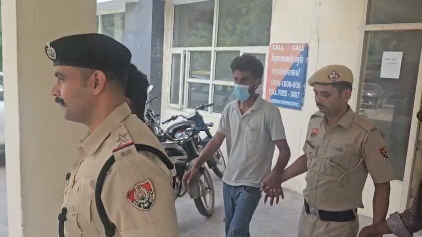 फ्लिपकार्ट पर ट्रेडिंग के नाम पर 3,44,520 रुपये की ठगी, 3 खाताधारक सहित 4 आरोपित गिरफ्तार, साइबर थाना सेंट्रल की कार्रवाई,
फरीदाबाद Rakesh Kumar फरीदाबाद पुलिस द्वारा साइबर अपराधियों पर लगातार कार्रवाई की जा रही है। फ्लिपकार्ट पर ट्रेडिंग के नाम पर 3,44,520 रुपये की ठगी के एक मामले में कार्रवाई करते हुये साइबर थाना सेंट्रल की टीम ने गौरव श्रीवास्तव(23), सौरभ कुशवाह(21), मोहित(24) वासी गुना मध्य प्रदेश व रवि(23) वासी ललितपुर उत्तर प्रदेश को गिरफ्तार किया है। इनमें तीन खाताधारक है तथा एक खाता उपलब्ध कराने वाला है।
पुलिस प्रवक्ता अनुसार सेक्टर-91 वासी एक महिला ने साइबर थाना सेंट्रल में दी अपनी शिकायत में बताया कि एक अंजान नंबर द्वारा उसे एक व्हॉट्सएप ग्रुप में जोडा गया। व्हॉट्सएप पर उसे एक लिंक दिया गया जिस पर क्लिक करते ही फ्लिप कार्ट नाम की वेबसाइट ओपन होती थी। जहां पर प्रोडक्ट बाय करने उपरांत, बाय बैक ऑपसन पर क्लिक करने पर फिलिप कार्ट अकाउंट में पैसे जमा होते थे। इस तरह शिकायतकर्ता द्वारा अगस्त 2026में 2,30,000 रूपये की ट्रेडिंग की। जब उसने पैसे निकालने की कोशिश की तो खाता फ्रिज हो गया। जिसको अनफ्रिज करने के लिए कथित ठगों द्वारा 1,14,520 रुपये की मांग और की गई जो शिकायतकर्ता ने ठगो द्वारा खाता में भेज दिए। जिसके बाद फसे कोई पैसा वापस नही मिला। जिस संबंध में थाना साइबर सेंट्रल में संबंधित धाराओं में मामला दर्ज किया गया।
पूछताछ में सामने आया कि आरोपित रवि,सौरभ व मोहित खाताधारक है, रवि के खाता में ठगी के 70,000, सौरभ के खाता में 50,000 व मोहित के खाता में 60,000 रुपये आये थे। गौरव ने मोहित का खाता आगे ठगो को उपलब्ध करवाया था। मोहित व गौरव 12वीं, सौरभ व रवि 8वीं पास है। चारो को माननीय न्यायलय में पेश कर जेल भेजा गया है।