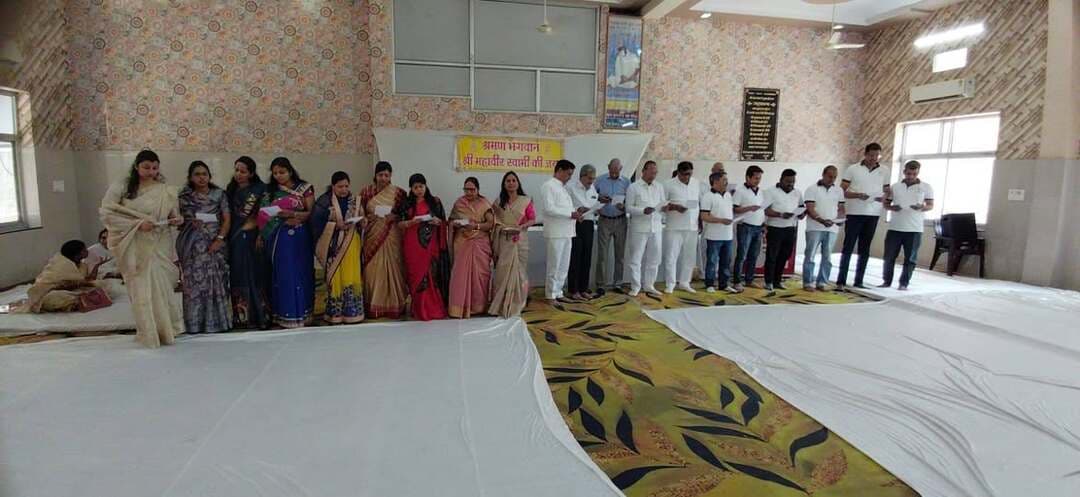 *प्राज्ञ संघ के नवमनोनीत पदाधिकारियों ने ली सेवा-संगठन की शपथ*
चार मंडलों में नई जिम्मेदारियां तय, द्विवार्षिक प्रतिवेदन प्रस्तुत कर आध्यात्मिक गतिविधियों को गति देने का संकल्प
*भीलवाड़ा (रमेश चंद्र डाड)।* संगठन को नई ऊर्जा देने और समाजसेवा की गतिविधियों को गति देने के उद्देश्य से श्री प्राज्ञ संघ के विभिन्न मंडलों में नई जिम्मेदारियां तय की गईं। प्राज्ञ भवन में आयोजित शपथ ग्रहण समारोह में प्राज्ञ मित्र मंडल, प्राज्ञ जैन युवा मंडल, प्राज्ञ जैन महिला मंडल और प्राज्ञ बहु-बालिका मंडल के नवमनोनीत पदाधिकारियों ने अपने दायित्व संभाले। शपथ के साथ पदाधिकारियों ने संघ और समाज के प्रति समर्पित भाव से कार्य करने, संगठन को मजबूत बनाने, संस्कारों का प्रसार करने तथा आध्यात्मिक गतिविधियों को नई गति देने का संकल्प लिया। समारोह से पहले विभिन्न संस्थाओं के मंत्रियों एवं कोषाध्यक्षों ने दो साल के कामकाज का लेखा-जोखा रखने के बाद प्राज्ञ संघ के चार मंडलों में नई जिम्मेदारियों का अध्याय शुरू हुआ। कार्यक्रम में नानक श्रावक समिति के महामंत्री ऋषभ चंद्र लोढ़ा, दिलीप मेहता, अखिल भारतीय प्राज्ञ जैन युवक मंडल के अध्यक्ष अतुल पालड़ेचा, विकास चोरड़िया, सुरेंद्र सिंघवी सहित समाज के अनेक गणमान्यजन मौजूद रहे। समारोह में ऋषभ चंद्र लोढ़ा ने विभिन्न मंडलों के नवमनोनीत पदाधिकारियों के नामों की घोषणा की। इसके बाद सभी पदाधिकारियों ने अपने-अपने दायित्वों की शपथ ग्रहण की। इस दौरान पदाधिकारियों ने समाज एवं संघ के प्रति समर्पण भाव से कार्य करने का संकल्प लिया। श्री प्राज्ञ मित्र मंडल में संरक्षक पारसमल डोसी, अभय कुमार चपलोत, अध्यक्ष अमरचंद लोढ़ा, कार्याध्यक्ष आनंद पीपाड़ा, मंत्री प्रकाश डांगी एवं कोषाध्यक्ष प्रदीप लोढ़ा ने दायित्व ग्रहण किया। श्री प्राज्ञ जैन युवा मंडल में संरक्षक पदम डांगी, पुष्पेंद्र डोसी, अध्यक्ष गौरव सुराणा, कार्याध्यक्ष विक्रम डूंगरवाल, मंत्री मनीष सेठी एवं कोषाध्यक्ष लोकेश पोखरना मनोनीत किए गए। श्री प्राज्ञ जैन महिला मंडल में संरक्षक बसंता डांगी, कांता चौधरी, अध्यक्ष रजनी डोसी, कार्याध्यक्ष शीतल डांगी, मंत्री नीलम सेठी एवं कोषाध्यक्ष मंजू पीपाड़ा ने जिम्मेदारी संभाली। श्री प्राज्ञ बहु-बालिका मंडल में संरक्षक नीलम नाहर, अध्यक्ष नीलम खटोड़, कार्याध्यक्ष पूनम दुगड़, मंत्री श्वेता बाबेल एवं कोषाध्यक्ष सरिता तांतेड़ मनोनीत किए गए। श्री प्राज्ञ जैन युवा मंडल के मंत्री मनीष सेठी ने बताया कि शपथ ग्रहण से पहले सभी संस्थाओं के मंत्रियों एवं कोषाध्यक्षों ने द्विवार्षिक प्रतिवेदन प्रस्तुत किए। इनमें संस्था की गतिविधियों, कार्यों एवं उपलब्धियों की जानकारी दी गई। समारोह में नवमनोनीत पदाधिकारियों का शुभकामनाओं के साथ स्वागत किया गया और उनसे संघ एवं मंडलों की गतिविधियों को सक्रियता के साथ आगे बढ़ाने का आह्वान किया गया।