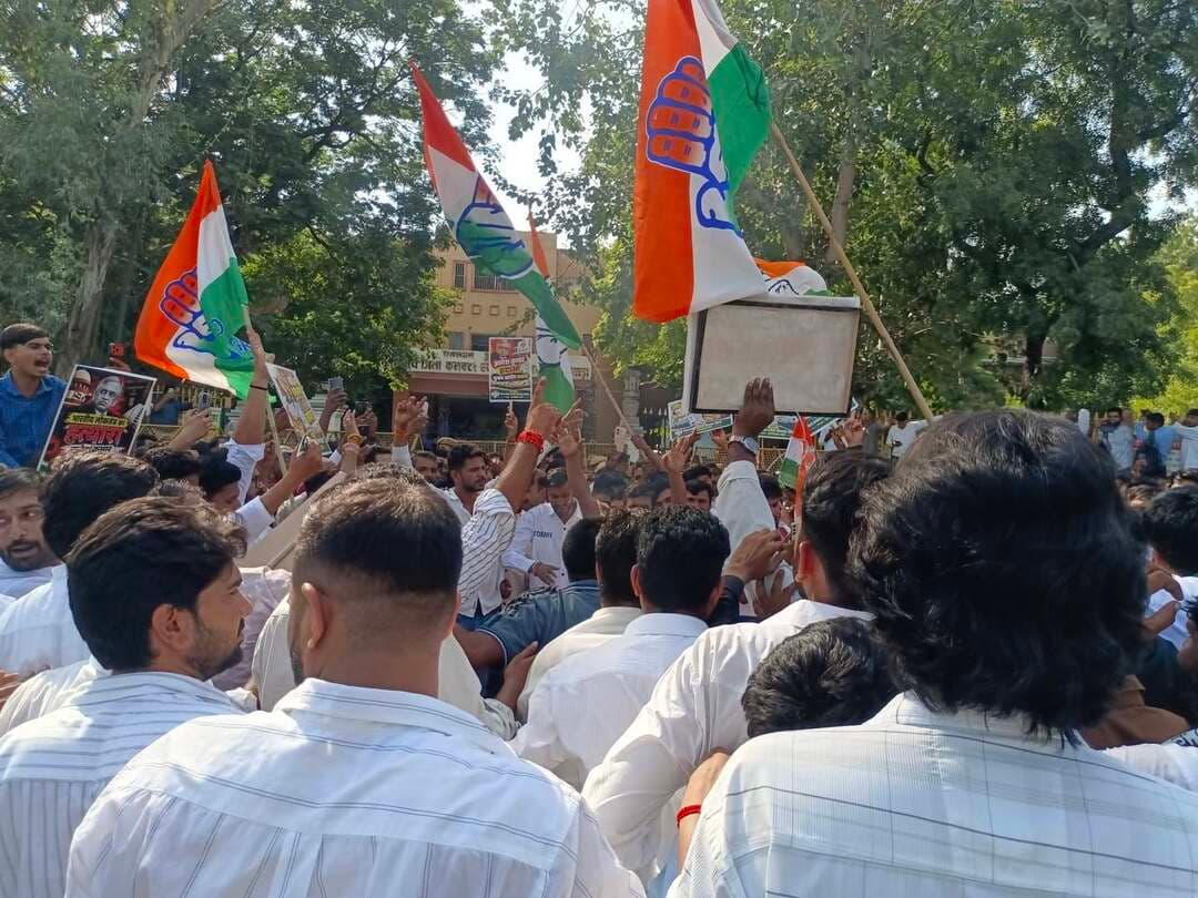 भीलवाड़ा कलेक्ट्रेट के बाहर देहात कांग्रेस का जोरदार प्रदर्शन, मुख्य निर्वाचन आयुक्त ज्ञानेश कुमार का फूंका पुतला
वोट चोरी व चुनावी धांधली के खिलाफ गरजे कांग्रेसी; बैरिकेड्स पार कर कलेक्ट्रेट में प्रवेश का किया प्रयास, पुलिस ने रोका
भीलवाड़ा :राजकुमार गोयल, 29 सितंबर 2026
राजस्थान प्रदेश कांग्रेस कमेटी के आह्वान पर आज जिला कांग्रेस कमेटी भीलवाड़ा (देहात) के तत्वावधान में जिला कलेक्ट्रेट के बाहर एक विशाल, आक्रामक एवं ऐतिहासिक विरोध प्रदर्शन आयोजित किया गया। दोपहर 2:00 बजे से आयोजित इस प्रदर्शन में देहात क्षेत्र के वरिष्ठ नेताओं, जनप्रतिनिधियों और सैकड़ों कार्यकर्ताओं ने भाग लेकर निष्पक्ष चुनाव प्रणाली व लोकतंत्र की रक्षा के लिए अपनी आवाज़ बुलंद की।
कलेक्ट्रेट में प्रवेश का प्रयास, बैरिकेड्स पर पुलिस ने रोका:
प्रदर्शन के दौरान माहौल उस समय गरमा गया जब आक्रोशित कांग्रेस कार्यकर्ताओं ने कलेक्ट्रेट परिसर में अंदर प्रवेश करने का प्रयास किया। मुख्य द्वार पर तैनात भारी पुलिस जाप्ते ने बैरिकेड्स लगाकर कार्यकर्ताओं को आगे बढ़ने से रोका। इसके बाद कांग्रेसियों ने केंद्र सरकार और चुनाव आयोग के खिलाफ जोरदार नारेबाजी करते हुए मुख्य निर्वाचन आयुक्त ज्ञानेश कुमार का पुतला दहन किया और अपना तीव्र आक्रोश दर्ज कराया।
रामलाल जाट का जोरदार व आक्रामक संबोधन:
प्रदर्शनकारियों को संबोधित करते हुए पूर्व कैबिनेट मंत्री एवं देहात जिलाध्यक्ष रामलाल जाट ने केंद्र की भाजपा सरकार और चुनाव आयोग पर तीखा हमला बोला। उन्होंने गरजते हुए कहा— "लोकतंत्र में जनता का मत सर्वोपरि होता है, लेकिन आज निष्पक्ष संवैधानिक संस्थाओं को केंद्र सरकार का राजनीतिक औजार बना दिया गया है। मुख्य निर्वाचन आयुक्त ने अपने ही साथी आयुक्तों की आपत्तियों को दरकिनार कर तानाशाही तरीके से फैसले लिए हैं। विशेष गहन पुनरीक्षण (SIR) के नाम पर देश भर में करोड़ों वैध मतदाताओं के नाम मतदाता सूची से काट दिए गए हैं, जो सीधे-सीधे जनादेश की डकैती और वोट चोरी का षड्यंत्र है। हालिया नगरीय निकाय चुनावों में भी प्रशासन और धन-बल का खुला दुरुपयोग कर जनमत की हत्या की गई। कांग्रेस का कार्यकर्ता इस तानाशाही और बेईमानी के सामने न झुका है, न झुकेगा। जब तक मुख्य निर्वाचन आयुक्त को बर्खास्त नहीं किया जाता और मतदाता सूचियों में किए गए बदलावों की निष्पक्ष जांच नहीं होती, कांग्रेस का यह संघर्ष कलेक्ट्रेट से लेकर संसद तक और तेज होगा।"
वरिष्ठ नेताओं का उद्बोधन:
सभा को पूर्व विधायक हगामी लाल मेवाड़ा, विधायक प्रत्याशी ओम नराणीवाल, पूर्व विधायक प्रदीप कुमार सिंह, विधायक प्रत्याशी राजेंद्र त्रिवेदी, विधायक प्रत्याशी नरेंद्र रेगर तथा पूर्व जिला प्रमुख व महिला कांग्रेस जिलाध्यक्ष सुशीला सालवी ने भी संबोधित किया। वक्ताओं ने संयुक्त रूप से कहा कि चुनाव आयोग की स्वायत्तता खत्म कर एक व्यक्ति की मनमर्जी थोपी जा रही है। नेताओं ने मुख्य निर्वाचन आयुक्त को तत्काल पद से हटाने, उन पर विधिक कार्रवाई करने और उनके कार्यकाल के फैसलों की स्वतंत्र समीक्षा की मांग उठाई।
ये प्रमुख पदाधिकारी व कार्यकर्ता रहे उपस्थित:
इस विशाल प्रदर्शन में भंवर गर्ग, दुर्गपाल सिंह, रणदीप त्रिवेदी, गोवर्धन गुर्जर, पीसीसी सचिव शंकर लाल गाडरी, चेतन पेशवानी, विजय सिंह, प्रद्युम्न सिंह, सुमित कालिया, प्रभु लाल जाट, लखन काकानी, हेमेन्द्र शर्मा, बाबू लाल माली, महावीर कुमावत, राधेश्याम गुर्जर, इशाक मोहम्मद, शंकर लाल जाट, महावीर लढ़ा, आशीष चौधरी, तूफ़ान यादव, अंकित तिवाड़ी, विकाश सुवालका सहित अग्रिम संगठनों, विभागों/प्रकोष्ठों जिला अध्यक्ष एव पदाधिकारी, ब्लॉक अध्यक्ष एवं सैकड़ों की संख्या में निष्ठावान कार्यकर्ता उपस्थित रहे। कार्यक्रम का संचालन महेश सोनी ने किया