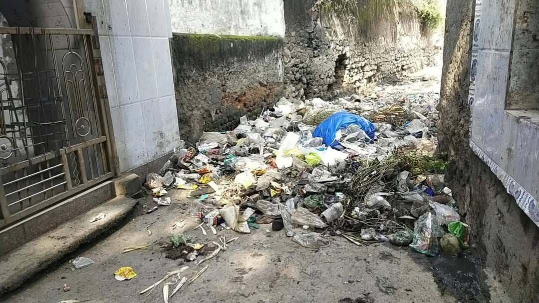 शाहपुरा रियासत का एकमात्र शीतला माता का स्थान जहाँ गन्दगी का अंबार लगा हुआ
शाहपुरा (भीलवाड़ा)-राजेन्द्र खटीक।
शाहपुरा रियासत के एकमात्र साथ जहा पर चारो तरफ गन्दगी फैली हुई है।इस स्थान पर सबसे पहले शाहपुरा बाग से राज परिवार शीतला माता के दर्शन करने आते है।फिर भी यहा पर चारो तरफ गंदगी का अंबार लगा हुआ है।इधर मोहल्ले के सारा कचरा इधर डाला जाता है।इधर पेशाब घर होने के बाद भी बाजार के लोग बाहर ही पेशाब करते है।इस गंदगी के कारण आस-पास वाले लोगो को दिन भर गंधी बदबू का सामना करना पड़ता है।अतः प्रशासन से अनुरोध है कि इस पर ध्यान दिया जाए और शीतला माता गली से अपना बाजार शाहपुरा बाग तक सीसी रोड बना दिया जाए जिससे बड़े त्यौहार में ट्राफिक(जाम)की समस्या से निजात मिल सके।इससे गंदगी की समस्या भी समाप्त हो जाएगी और बाजार की ट्रैफिक की समस्या भी समाप्त हो जाएगी।