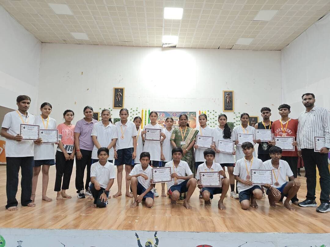 क्लस्टर स्तरीय प्रतियोगिता में एकलव्य विद्यालय झिरन्या के विद्यार्थियों का शानदार प्रदर्शन
________________
एथलेटिक्स में विद्यार्थियों ने हासिल किए कांस्य पदक
________________
प्राचार्य एवं शिक्षकों ने खिलाड़ियों को दी बधाई
________________
खरगोन 29 सितंबर 2026। एकलव्य आदर्श आवासीय विद्यालय झिरन्या के विद्यार्थियों ने एकलव्य आदर्श आवासीय विद्यालय की क्लस्टर स्तरीय प्रतियोगिताओं में उत्कृष्ट प्रदर्शन करते हुए विभिन्न स्पर्धाओं में कांस्य पदक अर्जित किए। एथलेटिक्स प्रतियोगिता का आयोजन ईएमआरएस केसला तथा खो-खो प्रतियोगिता का आयोजन कन्या क्रीड़ा परिसर बैतूल में किया गया।
अंडर-19 बालक वर्ग की 100 मीटर दौड़ में राजदीप डावर ने कांस्य पदक प्राप्त किया। वहीं अंडर-19 बालिका वर्ग की 4×100 मीटर रिले दौड़ में रुपाली जमारे, शकुन नरवे, रीना चौहान एवं उषा डावर ने कांस्य पदक अर्जित किया। इसी वर्ग की 200 मीटर दौड़ में उषा डावर तथा लंबी कूद में रीना चौहान ने कांस्य पदक हासिल किया।
अंडर-14 बालक वर्ग की 4×100 मीटर रिले दौड़ में आर्यन मोरे, अंकित, राज मंडलोई एवं सावन सोलंकी ने कांस्य पदक प्राप्त कर विद्यालय का गौरव बढ़ाया।
विद्यार्थियों की इस उपलब्धि पर विद्यालय की प्राचार्य श्रीमती रेखा रानी चौहान सहित सभी शिक्षक-शिक्षिकाओं ने खिलाड़ियों एवं पीईटी श्रीमती ज्योति रोमडे को बधाई दी। उन्होंने विद्यार्थियों के उज्ज्वल भविष्य की कामना करते हुए निरंतर मेहनत और बेहतर प्रदर्शन के लिए प्रोत्साहित किया।
#JansamparkMP #khargone