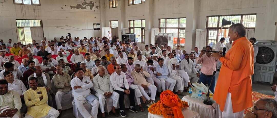 ग्रामीण विकास एवं जन-संवाद : सांसद धर्मबीर सिंह ने कैरू में साधा संवाद, विकास को गति देने का दिया संकल्प
स्थानीय स्तर पर सुविधाएं मुहैया करवाकर विकास कार्यों में तेजी लाना सरकार का उद्देश्य : सांसद धर्मबीर सिंह
भिवानी, 29 सितंबर : भिवानी-महेंद्रगढ़ लोकसभा क्षेत्र से सांसद चौधरी धर्मबीर सिंह ने तोशाम विधानसभा क्षेत्र के गांव कैरू का दौरा कर ग्रामीणों तथा पंचायत प्रतिनिधियों के साथ सीधा संवाद कायम किया। इस दौरान गांव में चल रहे विकास कार्यों, पेयजल, सडक़, स्वच्छता और अन्य बुनियादी सुविधाओं से जुड़े अहम मुद्दों पर विस्तार से चर्चा की गई। इस दौरान बीते दिनों सांसद राहत कोष से दिए गए ट्रैक्टरों को आज जनता को समर्पित किए गए।
सांसद चौधरी धर्मबीर सिंह ने गांव में स्वच्छता व्यवस्था को बेहतर बनाए रखने पर विशेष जोर दिया। उन्होंने कहा कि स्वच्छ गांव ही स्वस्थ और विकसित समाज की आधारशिला हैं। ग्रामीणों और पंचायत प्रतिनिधियों को स्वच्छता के प्रति जागरूक रहते हुए गांव की गलियों, सार्वजनिक स्थानों तथा आसपास के क्षेत्रों को साफ-सुथरा रखने में सक्रिय भागीदारी निभानी चाहिए। उन्होंने कहा कि स्वच्छता केवल प्रशासन की जिम्मेदारी नहीं, बल्कि प्रत्येक नागरिक की सामूहिक जिम्मेदारी है।
सांसद चौधरी धर्मबीर सिंह ने अपने संबोधन में स्पष्ट किया कि वास्तविक विकास वही है, जो समाज के अंतिम पायदान पर खड़े व्यक्ति तक पहुंचे। उन्होंने कहा कि प्रधानमंत्री नरेंद्र मोदी के नेतृत्व में केंद्र और राज्य सरकार ग्रामीण भारत के समग्र उत्थान के लिए प्रतिबद्ध हैं। अनेक कल्याणकारी योजनाएं चलाई जा रही हैं, लेकिन उनका असली मकसद तभी पूरा होगा जब पात्र व्यक्ति को बिना किसी बाधा के उनका लाभ मिले। जनप्रतिनिधियों का यह पहला कर्तव्य है कि वे योजनाओं का प्रचार-प्रसार कर हर जरूरतमंद को जागरूक करें।
क्षेत्रीय प्रगति में जनभागीदारी को अनिवार्य बताते हुए सांसद ने ग्रामीणों से सामाजिक समरसता और आपसी भाईचारे को प्रगाढ़ करने का आह्वान किया। उन्होंने कहा कि कोई भी क्षेत्र केवल सरकार या जनप्रतिनिधि के प्रयासों से समृद्ध नहीं बन सकता। जब गांव के लोग एकजुट होकर अपनी प्राथमिकताएं तय करते हैं और विकास की दिशा में सकारात्मक सहयोग देते हैं, तब गांव आदर्श बनते हैं।
ग्रामीणों द्वारा रखी गई सडक़, स्वच्छ पेयजल, शिक्षा, स्वास्थ्य, सफाई तथा अन्य मूलभूत सुविधाओं से जुड़ी मांगों पर प्रतिक्रिया देते हुए सांसद ने कहा कि इन सुविधाओं को बेहतर बनाना एक निरंतर प्रक्रिया है। उन्होंने आश्वस्त किया कि ग्रामीणों द्वारा उठाए गए प्रत्येक विषय को संबंधित प्रशासनिक अधिकारियों और विभागीय उच्चाधिकारियों के समक्ष मजबूती से रखा जाएगा और समयबद्ध तरीके से मांगों को पूरा करवाने के लिए हरसंभव प्रयास किए जाएंगे।
इस अवसर पर गांव के सरपंच, पंचायत समिति सदस्य, वरिष्ठ नागरिक, युवा तथा बड़ी संख्या में ग्रामीण मौजूद रहे। ग्रामीणों ने सांसद के समक्ष गांव से जुड़े विभिन्न विषय रखे और क्षेत्र के विकास को लेकर अपने सुझाव भी साझा किए।