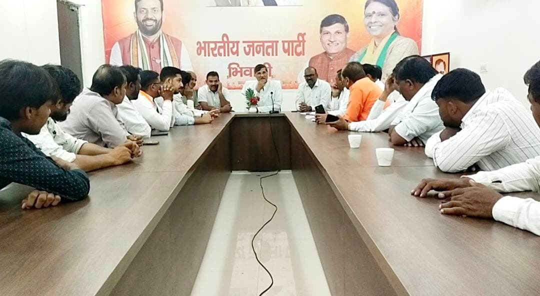भाजपा अनुसूचित जाति मोर्चा के प्रदेश अध्यक्ष के पदग्रहण समारोह को लेकर बैठक आयोजित
भिवानी, ( ): यहां जिला कार्यालय में भाजपा अनुसूचित जाति मोर्चा की बैठक मोर्चा के जिला अध्यक्ष अशोक बिडलान एडवोकेट की अध्यक्षता में आयोजित की गई। बैठक में भाजपा के जिला अध्यक्ष वीरेंद्र कौशिक मुख्य अतिथि के रूप में पहुंचे। इस अवसर पर भाजपा अनुसूचित जाति मोर्चा के जिला अध्यक्ष अशोक बिढलान एडवोकेट ने बताया कि 1 अक्टूबर को भाजपा अनुसूचित जाति मोर्चा के प्रदेश अध्यक्ष अजय खुंडिया पंचकूला के भाजपा कार्यालय पंचकमल में अपना पदभार ग्रहण करेंगे। इस अवसर पर भिवानी जिला से भारी संख्या में मोर्चा के सदस्य एवं पदाधिकारी भाग लेंगे। इस समारोह को सफल बनाने के लिए जिला महामंत्री रमेश पचेरवाल, रेखा राधव, जिला उपाध्यक्ष प्रदीप प्रजापति, रविन्द्र बापोड़ा, डा.कपूर लडवाल, डा.मदन नागर, विनोद सरपंच मुंढाल कलां, सतपाल कुमार, अजय कुमार, निहाल सिंह, विकास तंवर, सुरेंद्र लांगयान, सतपाल चौहान, जयराज बिढलान, राज भैरा, डा.रामनिवास , मुकेश सोढी सिंगीकाट, मोर्चा के जिला मीडिया प्रभारी संजय लोहट खरकिया समेत अनेक कार्यकत्र्ता मौजूद थे।
