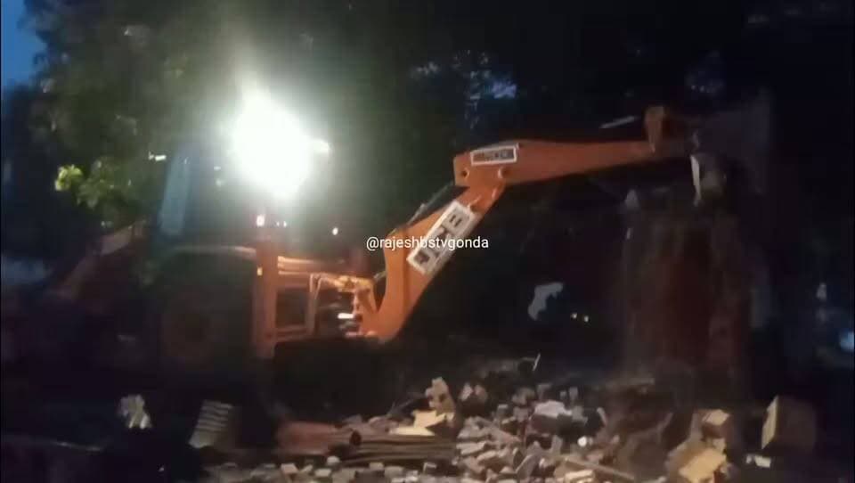 रात के अंधेरे में ढ़हाया गया ज्योति विद्या मंदिर
जेसीबी लगाकर कब्जा को किया गया जमीदोज
नजूल की जमीन पर कब्जा कर बनाया था स्कूल
30 सालों से कोर्ट में चल रहा था मामला
शासन ने कमिश्नर बिल्डिंग के लिए अलॉट की थी जमीन
कमिश्नर दुर्गा शक्ति नागपाल की पैरवी से खाली हुई जमीन
जमीन के कब्जेदार ने खुद से जमीन छोड़ी
बाकायदा शपथ पत्र देकर खली की जमीन
जमीन से कब्जा हटते ही चल गया बुलडोजर
रातों-रात पूरी जमीन हुई कब्जा मुक्त