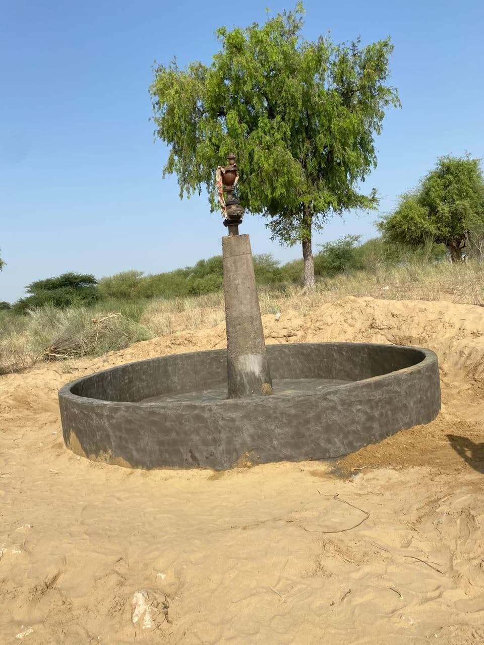 शेरगढ ग्राम पचायत नरसिंह पुरा के राजस्व गांव किशनपुरा मे हिमालय पेयजल योजना के तहत लगे वाल से कई सालो से व्यर्थ पानी चल रहा था! छोटे -से निवेदन पर बहुत ही सराहनीय और अनुकरणीय पहल 🙏
व्यर्थ बह रहे पानी का सदुपयोग कर गौ-कुण्ड का निर्माण करवाना मानवता, जीव-दया और सामाजिक एकता का प्रेरणादायी उदाहरण है। इस कठिन समय में यह गौ-कुण्ड पशु-पक्षियों के लिए जीवनदायिनी व्यवस्था बनेगा।
इस पुनीत कार्य में सहयोग करने वाले सभी समाजसेवियों एवं ग्रामीण भाइयों का हृदय से आभार। बिना किसी स्वार्थ के किया गया यह सेवा कार्य वास्तव में “जीव सेवा ही सच्ची मानव सेवा है।” 🙏
तथा उस पानी का कोई उपयोग नही हो रहा था,उसके लिए आज 36कौम की मित्र मण्डली आगे आई व गौ-कुण्ड निर्माण का निर्णय लिया जिसमे के सहयोग किया व गौ-कुण्ड का निर्माण किया, जिससे आवारा पशु-धन के लिए पानी व्यवस्था होगी, साथ ही इस बार अकाल की पङने से पशु -पक्षी बहुत परेशान है, जिनको इस गौ-कुण्ड के माध्यम से पानी मिलेगा, इस परमार्थ ,समाज सेवी भंवर सोऊ,पुर्व वार्ड पंच मेहरा राम सोऊ,भुराराम, भोमाराम, गोपाराम सोऊ, रफ्तार चौधरी,पप्पू राम मेघवाल,दलाराम, हरुराम,, स्वरूप पंवार,नारायण सैन, कमलेश राठी, हनुमान सोऊ, भैराराम, दुर्गा राम सियाग,विरमाराम, हरंचद, मोतीराम, सवाईराम सोऊ,भवंर चौधरी, अम्बाराम, रामचंद्र, शंकर राम ,ने आपसी सहयोग निर्माण करवाया सभी ग्रामीणजनो का हार्दिक आभार आप सबने बिना कोई स्वार्थ देखे इस पुण्य व धर्म के कार्य मे सहयोग किया