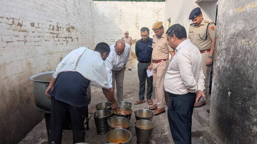 जाति-धर्म आधारित भेदभाव की स्थिति जानने जिला कारागृह का निरीक्षण
#hanumangarh हनुमानगढ़। माननीय उच्चतम न्यायालय की रिट याचिका ‘सुकन्या शांता बनाम भारत संघ’ में पारित निर्णय की पालना में जिला विधिक सेवा प्राधिकरण एवं जिला स्तरीय बोर्ड के सदस्यों ने जिला कारागृह हनुमानगढ़ का निरीक्षण किया। राजस्थान राज्य विधिक सेवा प्राधिकरण, जयपुर के निर्देशानुसार जिला एवं सेशन न्यायाधीश एवं जिला विधिक सेवा प्राधिकरण अध्यक्ष तनवीर चौधरी, सचिव गजेन्द्र सिंह तेनगुरिया, जिला कलेक्टर खुशाल यादव तथा जिला पुलिस अधीक्षक बी. आदित्य सहित प्रशासनिक अधिकारियों ने जेल का निरीक्षण किया। निरीक्षण के दौरान अधिकारियों ने बंदियों से जेल में मिलने वाली सुविधाओं के साथ-साथ जाति, धर्म एवं सामाजिक स्तर के आधार पर किसी प्रकार के भेदभाव के संबंध में बातचीत की। बंदियों ने किसी तरह की समस्या नहीं होने की बात कही और बताया कि सभी बंदियों को समान सुविधाएं उपलब्ध करवाई जा रही हैं। अधिकारियों ने जेल की बैरकों का निरीक्षण करते हुए साफ-सफाई, स्वच्छता, चिकित्सा एवं भोजन व्यवस्था का भी जायजा लिया। जिला विधिक सेवा प्राधिकरण के अध्यक्ष तनवीर चौधरी ने जेल अधीक्षक को बैरकों एवं उनमें बने टॉयलेट की नियमित साफ-सफाई करवाने के निर्देश दिए। निरीक्षण के दौरान सीएमएचओ डॉ. नवनीत शर्मा, उपनिदेशक समाज कल्याण विभाग विक्रम सिंह, संयुक्त निदेशक कृषि यशवंती, सहायक अभियंता सार्वजनिक निर्माण विभाग सुशीला, एलएडीसी अधिवक्तागण, अधिकार मित्र सहित जिला स्तरीय बोर्ड के अन्य सदस्य मौजूद रहे।
#BreakingNews #BhajanlalSharma #LatestNews #BJPGovernment