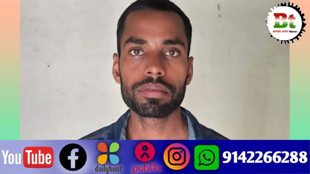 बछवाड़ा थाना पुलिस ने मारपीट, छिनतई, जानलेवा हमला और हवाई फायरिंग कर दहशत फैलाने के आरोप में दो नामजद आरोपियों को गिरफ्तार कर पूछताछ के बाद मंगलवार को उन्हें न्यायिक हिरासत में बेगूसराय भेज दिया है।
इस संबंध में इंस्पेक्टर सह थानाध्यक्ष विकाश कुमार राय ने बताया कि बिशनपुर पंचायत के वार्ड संख्या तीन निवासी कुशेश्वर राय ने इस मामले को लेकर प्राथमिकी दर्ज कराई थी। उन्होंने मारपीट, जानलेवा हमला, छिनतई और हवाई फायरिंग कर दहशत फैलाने का आरोप लगाया था।
इसी मामले में पुलिस ने चमथा तीन पंचायत के चिरैया टोंक निवासी स्वर्गीय प्रकाश राय के पुत्र उमाशंकर राय उर्फ उमा राय और दिनेश राय के पुत्र सुजीत कुमार को गिरफ्तार किया है।
उन्होंने कहा कि गिरफ्तार दोनों अभियुक्तों से पूछताछ के बाद न्यायिक हिरासत में बेगूसराय भेज दिया गया है।