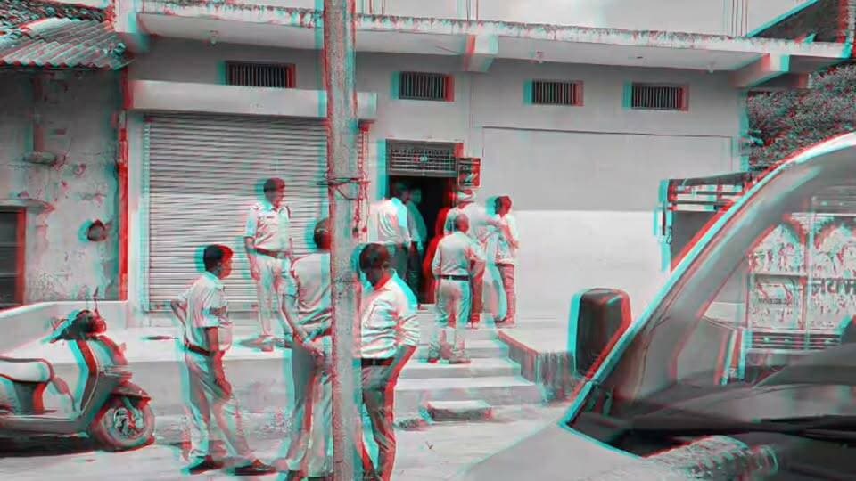 बड़ी खबर: अनूपपुर में श्रीराम फाइनेंस के डिफ़ॉल्टर पर कड़ा एक्शन, कुछ ही देर में शुरू होगी कुर्की की कार्रवाई!
अनूपपुर।
जिला एवं सत्र न्यायालय अनूपपुर के सख्त रुख के बाद अब बकाया राशि न चुकाने वाले देनदार के खिलाफ कानूनी शिकंजा कस गया है। श्रीराम फाइनेंस कंपनी बनाम अमित कुमार गुप्ता के मामले में न्यायालय द्वारा जारी कुर्की वारंट के अमल में लाते हुए बेलीफ और प्रशासनिक टीम मौके पर पहुंचकर जंगम (चल) संपत्ति की जप्ती प्रक्रिया प्रारंभ करने जा रही है।
₹1.25 लाख बकाया न देने पर एक्शन
मामले के अनुसार, ग्राम बकेली निवासी अमित कुमार गुप्ता (पिता रामभजन गुप्ता) पर फाइनेंस कंपनी का ₹1,25,687/- का बकाया लंबित था। बार-बार अवसर दिए जाने के बावजूद राशि जमा न करने पर न्यायालय (अतिरिक्त न्यायाधीश, व्यवहार न्यायालय) ने आदेश 21 नियम 66 के तहत संपत्ति जब्ती का अंतिम आदेश जारी किया था।
मौके पर हड़कंप, विरोध करने पर होगी गिरफ्तारी
अदालती आदेश के तहत मौके पर पहुंचे अधिकारी बकाया राशि के एवज में वाहन, व्यावसायिक सामग्री या घरेलू सामान जब्त करेंगे। प्रशासन ने साफ़ चेतावनी दी है कि यदि कुर्की की कार्रवाई में किसी भी प्रकार का व्यवधान डाला गया या आदेश का उल्लंघन हुआ, तो आरोपी के खिलाफ अवमानना और सिविल जेल (Civil Imprisonment) की दंडात्मक कार्रवाई की जाएगी।
कोर्ट ने इस मामले में अगली स्टेटस रिपोर्ट पेश करने के लिए 06-10-2026 की तिथि तय की है। फिलहाल मौके पर जब्ती की प्रक्रिया तेजी से जारी है।