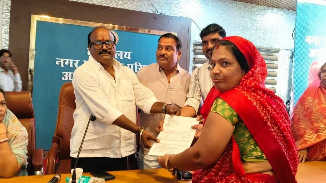 सेवा संकल्प अभियान अंतर्गत नपा द्वारा आयोजित किया गया सेवा की कहानी एवं 25 साल 25 कहानियां कार्यक्रम
--
शासन निर्देशानुसार चलाए जा रहे सेवा संकल्प अभियान अंतर्गत नगरपालिका अशोकनगर द्वारा सेवा की कहानी एवं 25 साल 25 कहानियां कार्यक्रम आयोजित किया गया। जिसमें विभिन्न जन कल्याणकारी योजनाओं से आमजन के जीवन में हुए बदलाव की कहानियां जो हितग्राहियों द्वारा अपने अनुभव के रूप में प्रस्तुत किया गया।साथ ही प्रधानमंत्री आवास योजना, पी एम स्वनिधि, सम्बल योजना, पात्रता पर्ची, पेंशन एवं विभिन्न योजनाओं के हितग्राहियों ने अपनी सफलता की कहानी मुख्य अतिथि के समक्ष सुनाई गई। साथ ही प्रधानमंत्री आवास एवं अन्य योजनाओं की हितग्राहियों को स्वीकृति पत्र भी वितरित किए गए।इस अवसर पर नगर पालिका अध्यक्ष नीरज मनोरिया, उपाध्यक्ष रीना शर्मा, पार्षद महेंद्र भारद्वाज, विपिन शिवहरे, डॉ जयमंडल यादव, गोपाल ओझा, राशिद खान, राजकुमार यादव, जयप्रकाश अग्रवाल, वर्षा बड़कुल, यशलोक चौधरी, सोनू सुमन, मोनू रघुवंशी गीता आर्य सहित बड़ी संख्या में हितग्राही मौजूद रहे।
#सेवा_संकल्प_अभियान
#ashoknagar