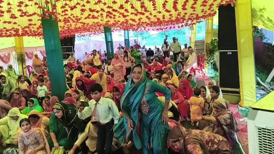 जगत जननी दुर्गा महामाई मंदिर सिद्बपुर - घाड़ के प्रांगण मैं चौथे दिन कथा वाचक पंडित मुकेश शास्त्री ने कथा का किया भावपूर्ण विवरण व भगवान श्री कृष्ण के जन्म की झांकी -
जवाली से राजेश कतनौरिया