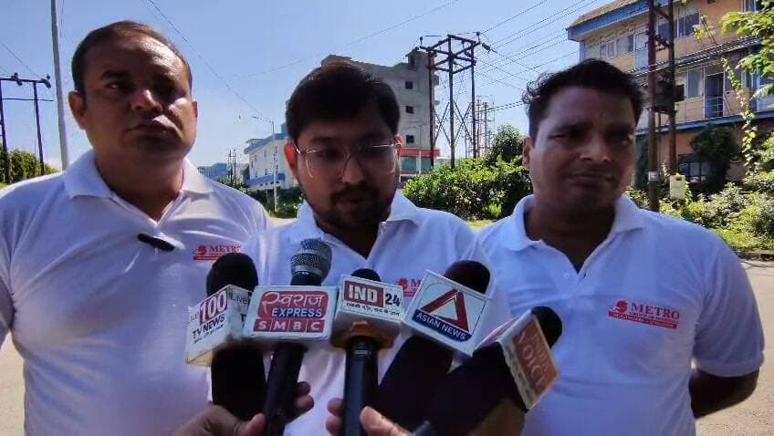 BIG BREAKING:: हरिद्वार में दिल की सेहत के लिए सड़कों पर उतरे सैकड़ों लोग, मेट्रो अस्पताल की वॉकथॉन ने दिया ‘फिट हार्ट’ का जोरदार संदेश - Bahadrabad News
=================
_*पूरी ख़बर पढ़ने के लिए नीचे दी गई ब्लू लाइन पर क्लिक करें।*_
👇👇 *(वीडियो देखें)*
https://bahadrabadnews.com/big-breaking-hundreds-of-people-took-to-the-streets-in-haridwar-for-heart-health-metro-hospitals-walkathon-gave-a-strong-message-of-fit-heart/
*"बहादराबाद न्यूज़/ की खबरे व्हाट्सएप पर पाने के 👇लिए ग्रुप से जुड़े.. क्लिक करे!*
https://chat.whatsapp.com/JRJhdKtAfvYEyJxTAHmU0W
=================
_*News by -SHAJAD ALI*_ Part 7