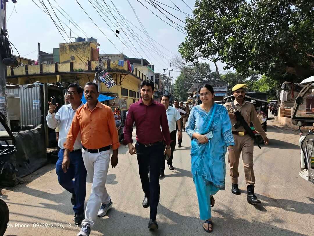 👉#शारदीय नवरात्र एवं रामलीला आयोजन के दृष्टिगत शोभायात्रा मार्ग का अधिकारियों ने किया निरीक्षण
08 अक्टूबर से पूर्व शोभायात्रा मार्ग की सभी व्यवस्थाएं दुरुस्त करने के निर्देश
शाहजहांपुर। इस वर्ष शारदीय नवरात्रि का शुभारंभ 11 अक्टूबर 2026 से होगा तथा विजयदशमी का मुख्य पर्व 20/21 अक्टूबर 2026 को मनाया जाएगा। इस अवसर पर नगर में ओसीएफ रामलीला मैदान एवं खिरनीबाग रामलीला मैदान में रामलीला का आयोजन एवं रावण दहन किया जाएगा।खिरनीबाग रामलीला का शुभारंभ 08 अक्टूबर 2026 को श्री गणेश पूजन कार्यक्रम के साथ होगा। इसी क्रम में 08 अक्टूबर को अपराह्न 04:00 बजे थाना कोतवाली स्थित गांधीगंज (श्री नर्सिंग भगवान मंदिर) से श्री गणेश शोभायात्रा प्रारंभ होकर रंगमहला, चारखम्भा, चौक, कच्चा कटरा, अंजान चौकी, घंटाघर, बहादुरगंज, सदर बाजार थाने के सामने से होते हुए खिरनीबाग रामलीला मैदान पहुंचेगी। यहां रात्रि लगभग 08:00 बजे गणेश पूजन कार्यक्रम संपन्न होगा।शोभायात्रा के निर्धारित मार्ग का आज 29 सितंबर 2026 को अपराह्न 12:30 बजे नगर आयुक्त, नगर निगम शाहजहांपुर के निर्देशन में संबंधित अधिकारियों द्वारा स्थलीय निरीक्षण किया गया। निरीक्षण के दौरान अपर जिला मजिस्ट्रेट (प्रशासन), नगर मजिस्ट्रेट, अधीक्षण अभियंता विद्युत वितरण मंडल, अधिशासी अभियंता जल निगम नगरीय, अधिशासी अभियंता जलकल, अधिशासी अभियंता लोक निर्माण विभाग प्रांतीय खंड तथा क्षेत्राधिकारी पुलिस यातायात सहित संबंधित अधिकारी उपस्थित रहे।निरीक्षण के दौरान मार्ग में सीवर लाइन, गड्ढों, टूटी नालियों, जल निकासी, जर्जर एवं लटके हुए विद्युत तारों तथा विद्युत पोलों की स्थिति का जायजा लिया गया। संबंधित अधिकारियों को निर्देशित किया गया कि शोभायात्रा के आयोजन से पूर्व, 08 अक्टूबर 2026 तक सभी आवश्यक मरम्मत एवं व्यवस्थाएं पूर्ण रूप से दुरुस्त कराना सुनिश्चित करें, ताकि श्रद्धालुओं को किसी प्रकार की असुविधा न हो।साथ ही दुर्गा पूजा एवं दशहरा पर्व के दौरान नगर में यातायात व्यवस्था सुचारू बनाए रखने तथा शोभायात्रा एवं अन्य धार्मिक आयोजनों के दौरान मार्ग व्यवस्था को व्यवस्थित रखने के लिए क्षेत्राधिकारी पुलिस यातायात को आवश्यक कार्रवाई सुनिश्चित करने के निर्देश दिए गए।