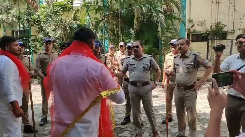 एसपी क्राइम डॉ जगदीश चंद्र ने आपस में लड़ रहे अध्यक्ष पद के प्रत्याशी धीरज बिष्ट, आर्यन बेलवाल को लताड़ा #chunav #कॉलेज #fightingspirit #spcrime