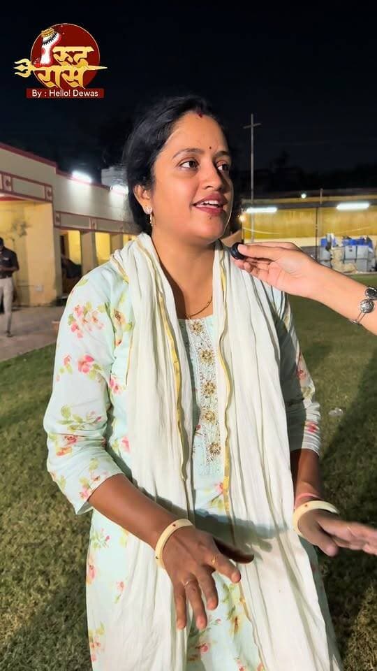 परंपरा के रंग, गरबा की उमंग और मातृशक्ति का विश्वास!
रुद्ररास पारंपरिक गरबा प्रैक्टिस वर्कशॉप में शामिल मातृशक्ति के अनुभव और सकारात्मक प्रतिक्रियाएँ हमारे लिए बेहद खास हैं।
सुरक्षित माहौल, प्रशिक्षकों द्वारा गरबा के पारंपरिक स्टेप्स की बेहतरीन ट्रेनिंग और उत्साह से भरे हर सेशन के साथ, रुद्ररास वर्कशॉप में महिलाएँ सीख रही हैं पारंपरिक गरबा की खूबसूरती और संस्कृति की असली पहचान।
इस नवरात्रि आइए, उसी शक्ति का उत्सव मनाएँ…
माँ की आराधना, भक्ति और गरबा की उस परंपरा का हिस्सा बनें, जहाँ हर कदम माँ के चरणों में समर्पित हो।
आइए, इस नवरात्रि शक्ति के इस पावन उत्सव में शामिल हों - रुद्ररास के साथ।
जय माता दी।
प्रैक्टिस सेशन मेंबर्स के लिए खास बोनस: 3-दिन के पारंपरिक गरबा महोत्सव पास बिल्कुल फ्री!
📞 रजिस्ट्रेशन के लिए: 75666 95280