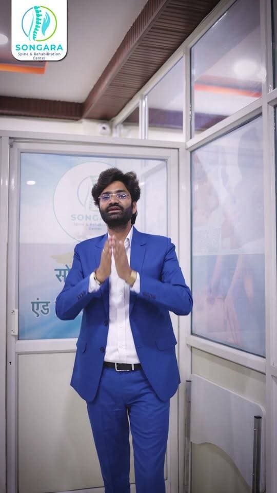 कमर दर्द में हर वायरल इलाज सही इलाज नहीं होता।
रीढ़ से जुड़ी किसी भी समस्या के लिए उपचार का निर्णय केवल इंटरनेट पर देखी गई किसी तकनीक या घरेलू उपाय के आधार पर नहीं किया जाना चाहिए। सही उपचार के लिए आपकी स्थिति, दर्द के कारण और रीढ़ की समस्या का उचित चिकित्सकीय आकलन आवश्यक है।
सोनगरा स्पाइन सेंटर, देवास में प्रत्येक मरीज की स्थिति का मूल्यांकन कर उसके अनुसार उपचार की दिशा तय की जाती है। आवश्यकता के अनुसार आधुनिक तकनीकों की सहायता से नियंत्रित और लक्षित उपचार विकल्प उपलब्ध कराए जाते हैं।
📍 पता: 9HIG, मुखर्जी नगर एम.आर. रोड, नारायण दास मुंधड़ा चौराहा, देवास (म.प्र.)
📞 संपर्क: +91 90984 53034
#SongaraSpineCentre #Dewas
#bestspinecentredewas #BackPain #NeckPain