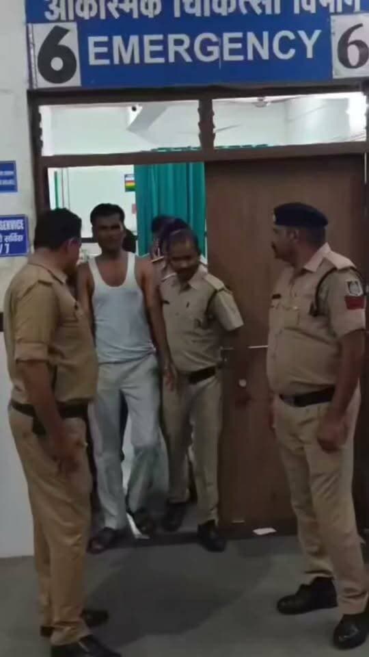 छतरपुर: पुलिस कार्रवाई और निष्पक्ष जांच को लेकर उठे सवाल, वायरल वीडियो में एनकाउंटर का दावा
मध्य प्रदेश के छतरपुर जिले में पुलिस कार्रवाई और न्याय की मांग को लेकर एक मामला सोशल मीडिया पर चर्चा में है।
सोशल मीडिया पर वायरल एक वीडियो में नौगांव निवासी प्रमोद तिवारी ने दावा किया है कि उन्हें आशंका है कि छतरपुर पुलिस उनका भी एनकाउंटर कर सकती है। हालांकि, इस दावे की स्वतंत्र पुष्टि अभी नहीं हुई है।
मामला करीब डेढ़ साल पुरानी चोरी की घटना से जुड़ा बताया जा रहा है। उपलब्ध जानकारी के अनुसार, 19 फरवरी 2025 को प्रमोद तिवारी के घर से करीब 227 ग्राम सोने के जेवरात चोरी होने की शिकायत सामने आई थी। तिवारी का आरोप है कि उन्होंने चोरी गए सामान की बरामदगी और मामले में कार्रवाई के लिए पुलिस अधिकारियों को कई आवेदन दिए, लेकिन उन्हें अपेक्षित परिणाम नहीं मिला।
बताया जा रहा है कि अप्रैल 2026 में भी उन्होंने सागर रेंज के तत्कालीन आईजी मिथलेश शुक्ला के समक्ष मामले में निष्पक्ष जांच की मांग रखी थी।
अब वायरल वीडियो में दावा किया गया है कि प्रमोद तिवारी अपनी पत्नी के साथ सिविल लाइन थाना पहुंचे, जहां पुलिस ने उन्हें धारा 151 के तहत गिरफ्तार कर जेल भेज दिया।
इस पूरे मामले में कई सवाल सामने आ रहे हैं—
🔹 चोरी के मामले में अब तक जांच और बरामदगी की स्थिति क्या है?
🔹 प्रमोद तिवारी द्वारा दिए गए आवेदनों पर पुलिस ने क्या कार्रवाई की?
🔹 धारा 151 में की गई कार्रवाई की वास्तविक वजह क्या थी?
🔹 वायरल वीडियो में लगाए गए एनकाउंटर की आशंका वाले आरोपों का आधार क्या है?
इन सवालों का सही जवाब पुलिस के आधिकारिक रिकॉर्ड, जांच रिपोर्ट और संबंधित दस्तावेजों से ही स्पष्ट हो सकेगा।
फिलहाल सोशल मीडिया पर मामला चर्चा में है। जरूरत इस बात की है कि पूरे प्रकरण के तथ्य सामने आएं और यदि कोई शिकायत लंबित है तो उसकी निष्पक्ष जांच कर वास्तविक स्थिति सार्वजनिक की जाए।
नोट: वायरल वीडियो में लगाए गए आरोपों की स्वतंत्र पुष्टि नहीं हुई है। पुलिस या संबंधित पक्ष का आधिकारिक पक्ष सामने आने पर तस्वीर और स्पष्ट हो सकती है।
#Chhatarpur #Naugaon #CrimeNews #PoliceAction #MadhyaPradesh #BreakingNews #ChhatarpurNews #PramodTiwari
#MPNews #MP #bundelkhand #bjpmadhyapradesh #bjpindia #bjp #वायरलवीडियोシ #वायरलवीडियोシeelsfypシ゚viralvideols2025ツ #वायरलवीडियो