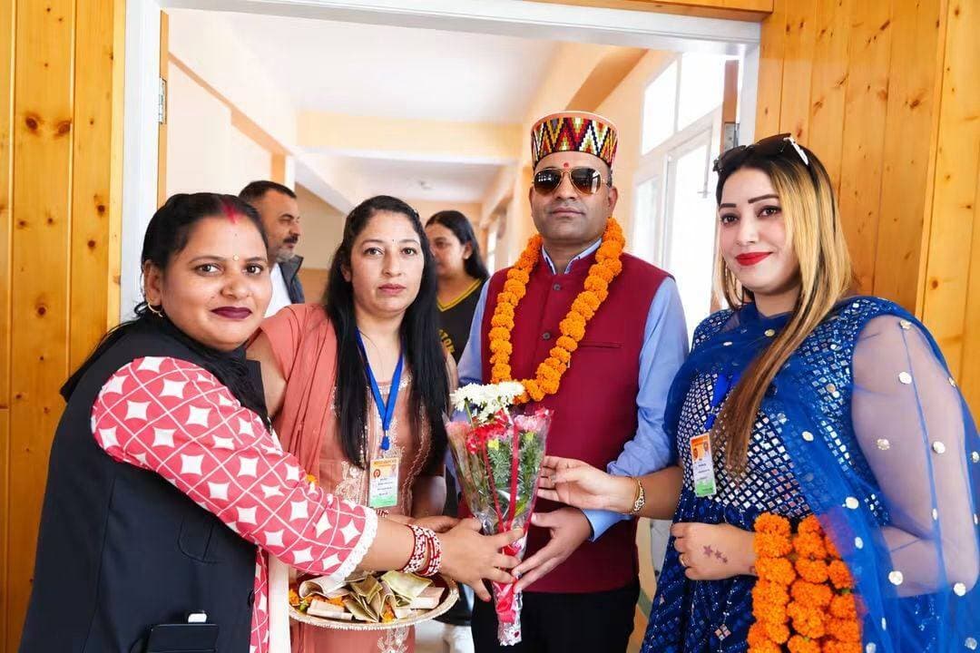 शान-ए-सोलन अवॉर्ड शो में सजी समाजसेवा की शाम, उत्कृष्ट कार्य करने वाली प्रतिभाओं को मिला सम्मान
हिमाचल 84 टीवी ब्यूरो सोलन।
समाजहित और जनसेवा के क्षेत्र में निस्वार्थ भाव से कार्य करने वाली प्रतिभाओं को सम्मानित करने के उद्देश्य से हिमाचल एकता मंच की ओर से सोलन में “शान-ए-सोलन अवॉर्ड शो” का भव्य आयोजन किया गया। समारोह में समाज के विभिन्न क्षेत्रों में उल्लेखनीय एवं सराहनीय योगदान देने वाले लोगों को सम्मानित कर उनके कार्यों की सराहना की गई।
कार्यक्रम में हिमाचल एकता मंच के राष्ट्रीय सचिव पुष्प कुमार ने विशिष्ट अतिथि के रूप में शिरकत की। उन्होंने समाजसेवा एवं जनकल्याण के क्षेत्र में बेहतर कार्य करने वाली प्रतिभाओं को सम्मानित किया और उनके उज्ज्वल भविष्य की कामना की। समारोह के दौरान सम्मानित प्रतिभाओं को स्मृति चिन्ह एवं सम्मान प्रदान कर उनके सामाजिक योगदान को प्रोत्साहित किया गया।
इस अवसर पर पुष्प कुमार ने कहा कि समाज के लिए बिना किसी स्वार्थ के कार्य करने वाले लोगों का सम्मान करना न केवल उनके प्रयासों को पहचान देना है, बल्कि इससे समाज के अन्य लोगों को भी जनसेवा के लिए आगे आने की प्रेरणा मिलती है। उन्होंने कहा कि सकारात्मक सोच और सामूहिक प्रयासों के माध्यम से समाज में बेहतर बदलाव लाया जा सकता है।
पुष्प कुमार ने शान-ए-सोलन अवॉर्ड शो में मिले सम्मान एवं आयोजन के लिए हिमाचल एकता मंच के राष्ट्रीय अध्यक्ष दीप लाल का विशेष रूप से धन्यवाद एवं आभार व्यक्त किया। उन्होंने कहा कि राष्ट्रीय अध्यक्ष का मार्गदर्शन और प्रोत्साहन मंच के पदाधिकारियों एवं कार्यकर्ताओं को निरंतर समाजहित में कार्य करने की प्रेरणा देता है।
उन्होंने कार्यक्रम के सफल आयोजन के लिए सोलन की पूरी टीम का भी विशेष आभार जताया। उन्होंने कहा कि टीम ने मेहनत, समर्पण और आपसी सहयोग के साथ कार्यक्रम को सफल एवं यादगार बनाया, जिसके लिए सभी पदाधिकारी और कार्यकर्ता बधाई के पात्र हैं।
पुष्प कुमार ने कहा कि हिमाचल एकता मंच सामाजिक एकता, भाईचारे, आपसी सहयोग और जनसेवा की भावना को मजबूत करने के लिए निरंतर प्रयासरत रहेगा। उन्होंने कहा कि समाज में उत्कृष्ट कार्य करने वाली प्रतिभाओं को सम्मान और प्रोत्साहन देने की यह पहल भविष्य में भी जारी रखी जाएगी।
समारोह में हिमाचल एकता मंच के पदाधिकारियों एवं कार्यकर्ताओं सहित विभिन्न क्षेत्रों से जुड़े गणमान्य लोग मौजूद रहे। सम्मानित प्रतिभाओं ने मंच का आभार व्यक्त करते हुए सामाजिक सरोकारों से जुड़े कार्यों को आगे भी जारी रखने का संकल्प व्यक्त किया।