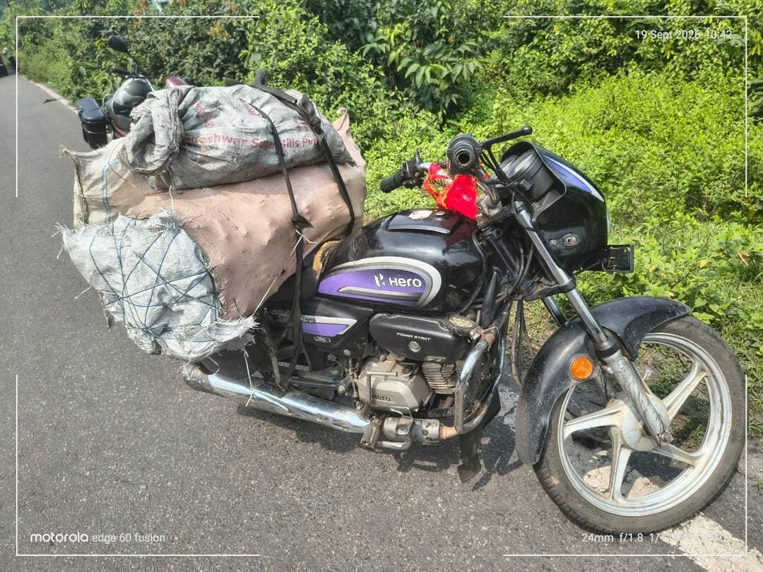 बोकारो जिला के बेरमो थाना क्षेत्र में अवैध कोयला परिवहन के खिलाफ चलाए जा रहे जीरो कोल लीकेज अभियान के तहत CISF ने बड़ी कार्रवाई की है। इस दौरान करीब 4 टन अवैध कोयला बरामद किया गया है, जबकि अवैध परिवहन में लगे वाहनों को भी जब्त किया गया है।बेरमो थाना क्षेत्र में 28/29 सितंबर* की रात अमलो रेलवे साइडिंग से दीनदयाल चौक के मध्य अवैध कोयला परिवहन की रोकथाम हेतु CISF द्वारा ‘जीरो कोल लीकेज’ अभियान चलाया गया। आसूचना इनपुट के आधार पर सब एरिया कमांडर के नेतृत्व में CISF रेड टीम एवं आसूचनाकर्मियों ने छापामारी की।कार्रवाई के दौरान अवैध कोयला परिवहन में प्रयुक्त 01 ऑटो एवं 05 मोटरसाइकिलों को पकड़ा गया। उक्त वाहनों पर अवैध रूप से परिवहन किया जा रहा कुल 3.950 टन (3,950 किलोग्राम) कोयला बरामद किया गया। बरामद कोयले को CCL कांटा घर* में वजन कराया गया, जिसकी अनुमानित कीमत CCL प्रबंधन द्वारा ₹9,551/- आंकी गई है।जब्त 01 ऑटो एवं 05 मोटरसाइकिलों को अग्रिम कानूनी कार्रवाई हेतु सुरक्षित अभिरक्षा में लिया गया है तथा बरामद कोयले को CCL प्रबंधन को सुपुर्द करने की प्रक्रिया जारी है। मामले में MMDR Act-1957 के प्रावधानों के तहत आवश्यक कानूनी कार्रवाई प्रक्रियाधीन है। इस कार्रवाई के बाद अवैध कोयला कारोबारियों में हड़कंप मचा हुआ है।