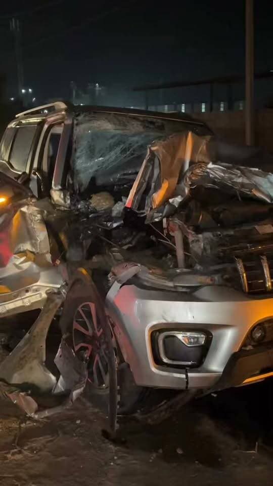 दर्दनाक सड़क एक्सीडेंट😱 ,गाड़ी आगे से बिल्कुल खत्म जिस गाड़ी में टक्कर लगी वह फरार